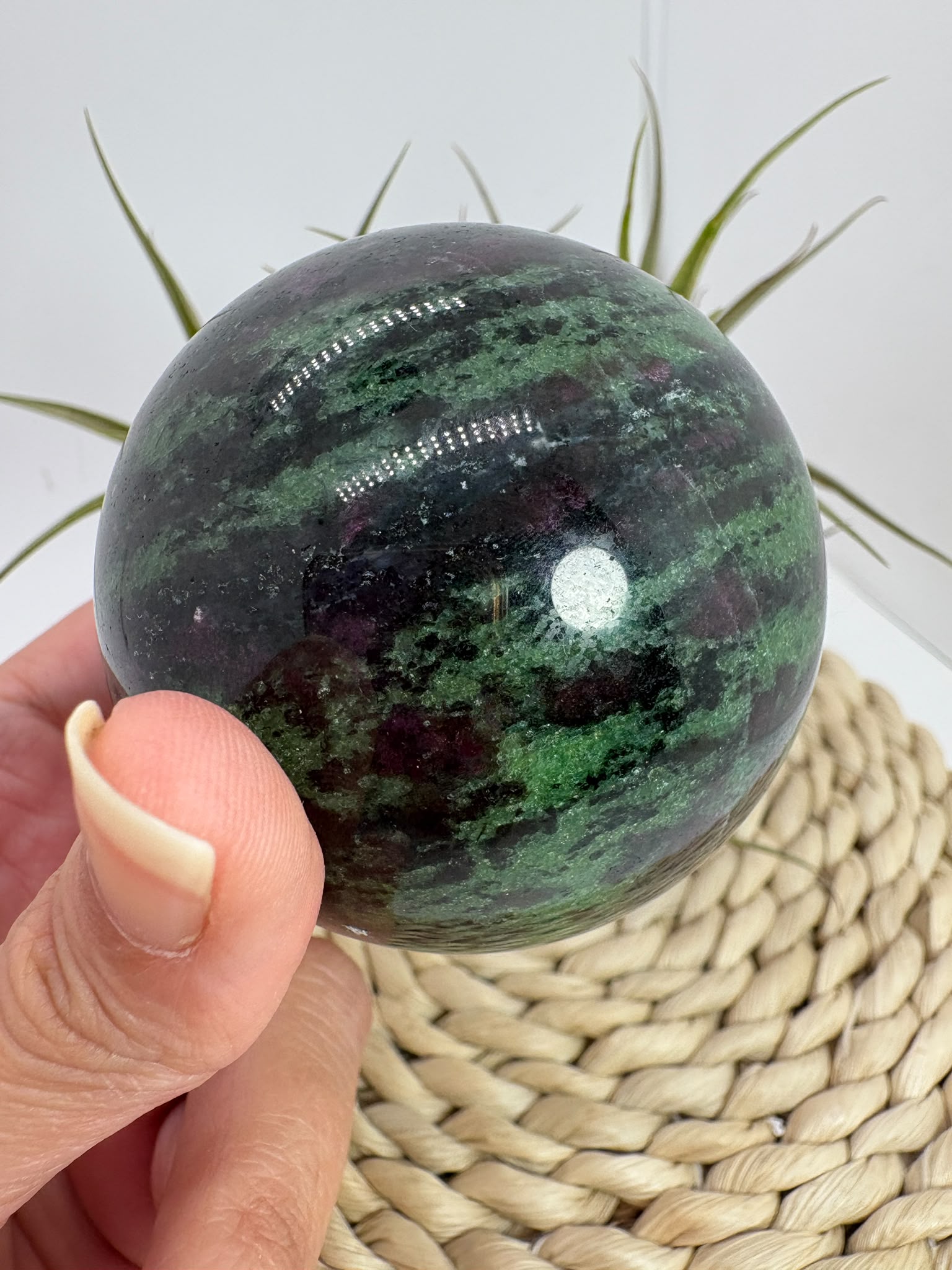 Esfera de zoisita con rubí