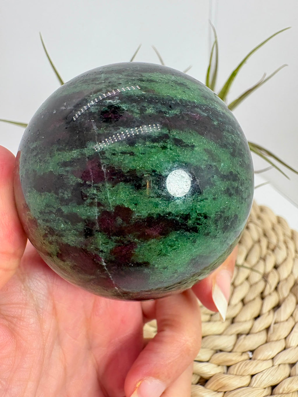 Esfera de zoisita con rubí