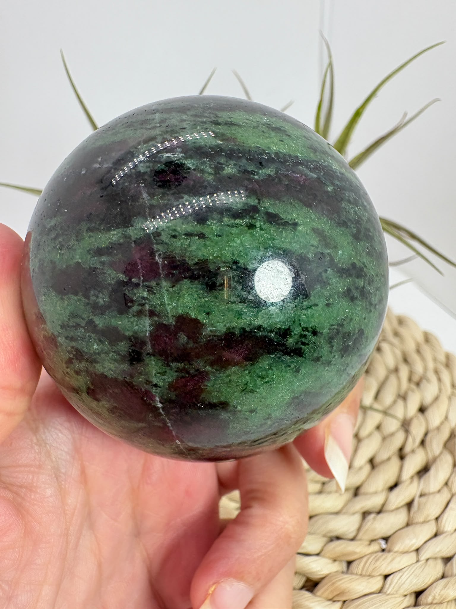 Esfera de zoisita con rubí