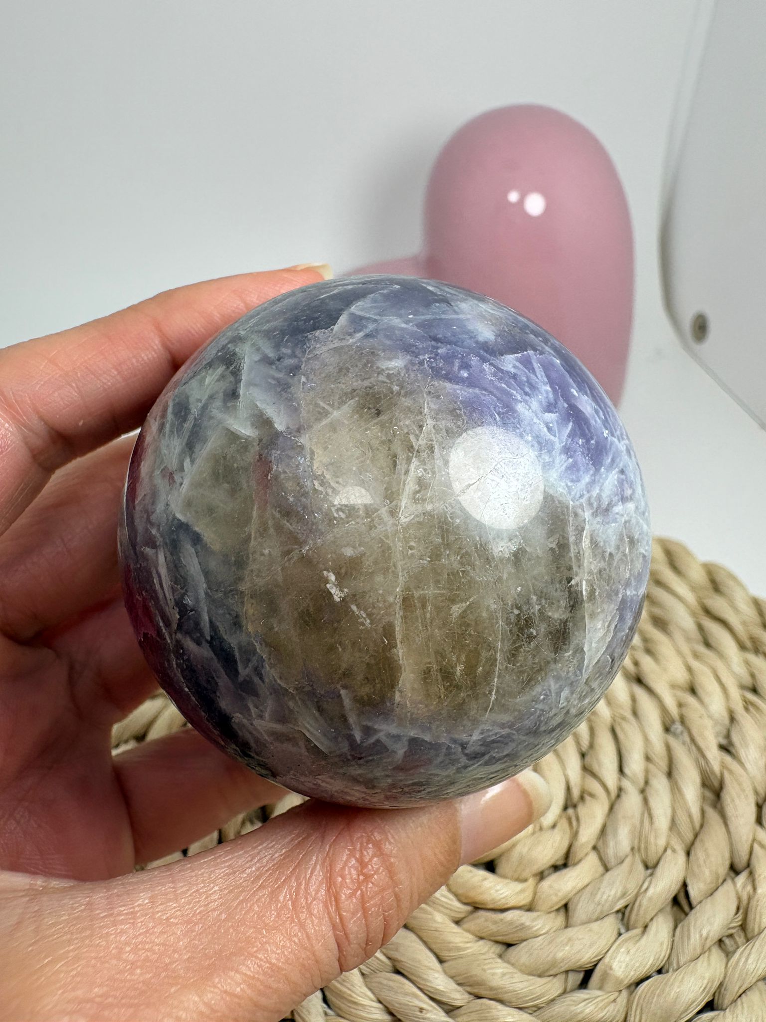 Esfera de lepidolita con inclusiones (piedra de unicornio)