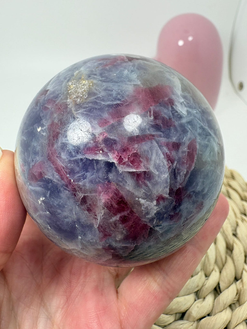 Esfera de lepidolita con inclusiones (piedra de unicornio)