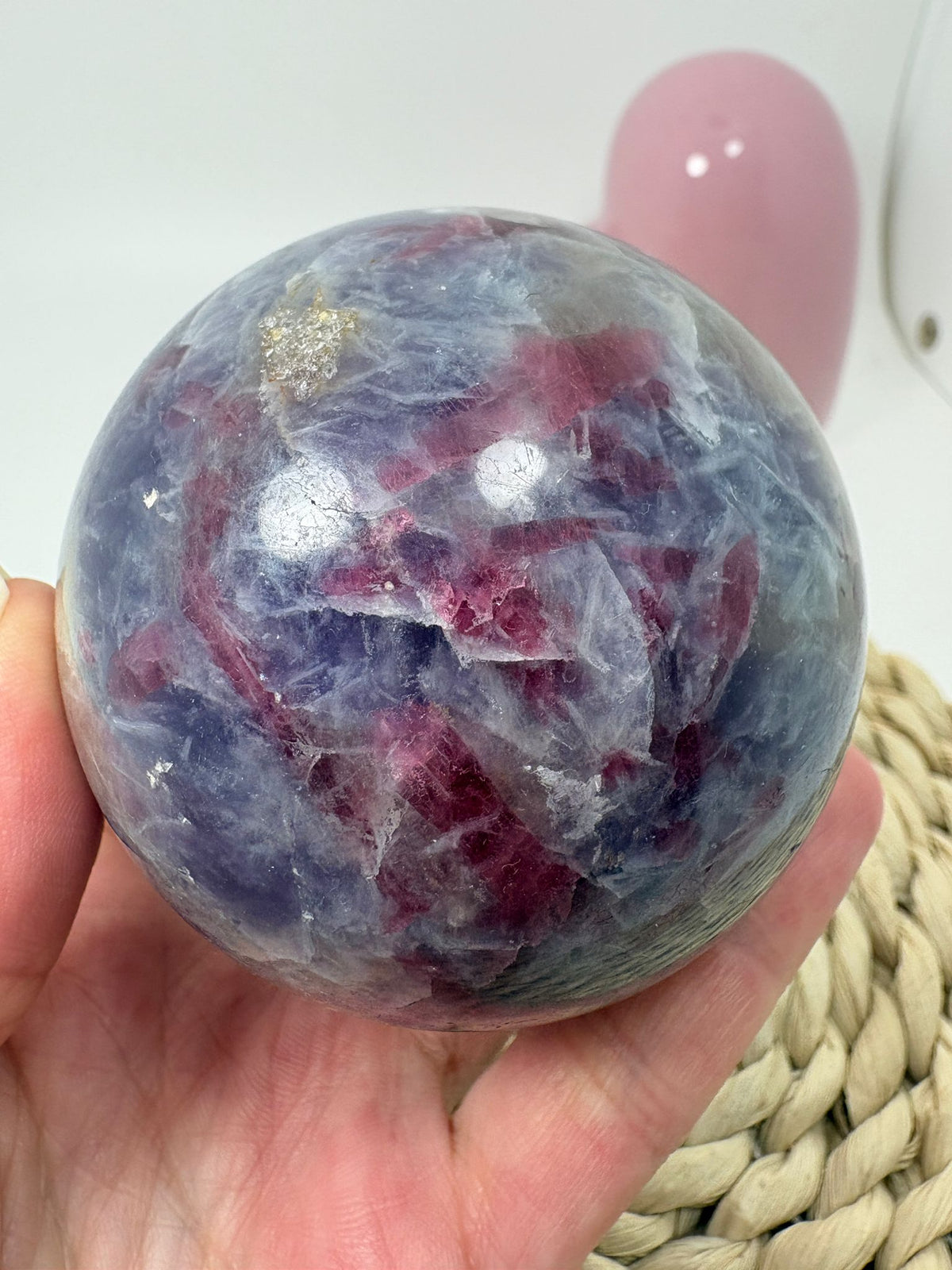 Esfera de lepidolita con inclusiones (piedra de unicornio)