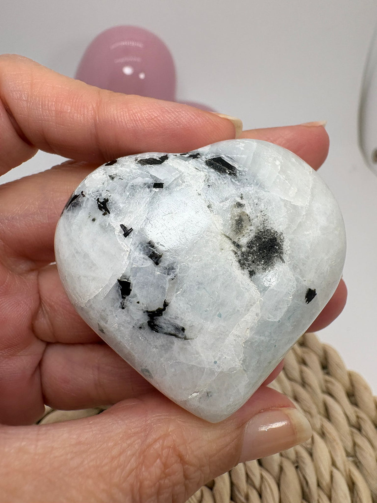Corazón de piedra luna con mica biotita
