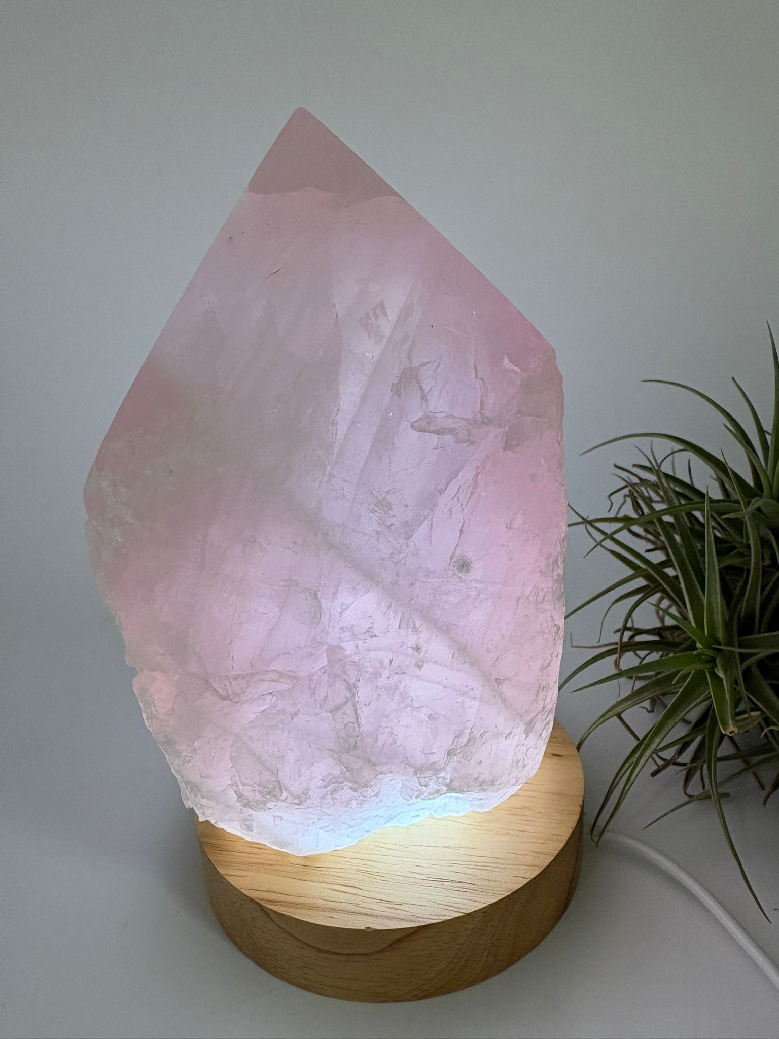 Lámpara de cuarzo rosa natural con base LED USB