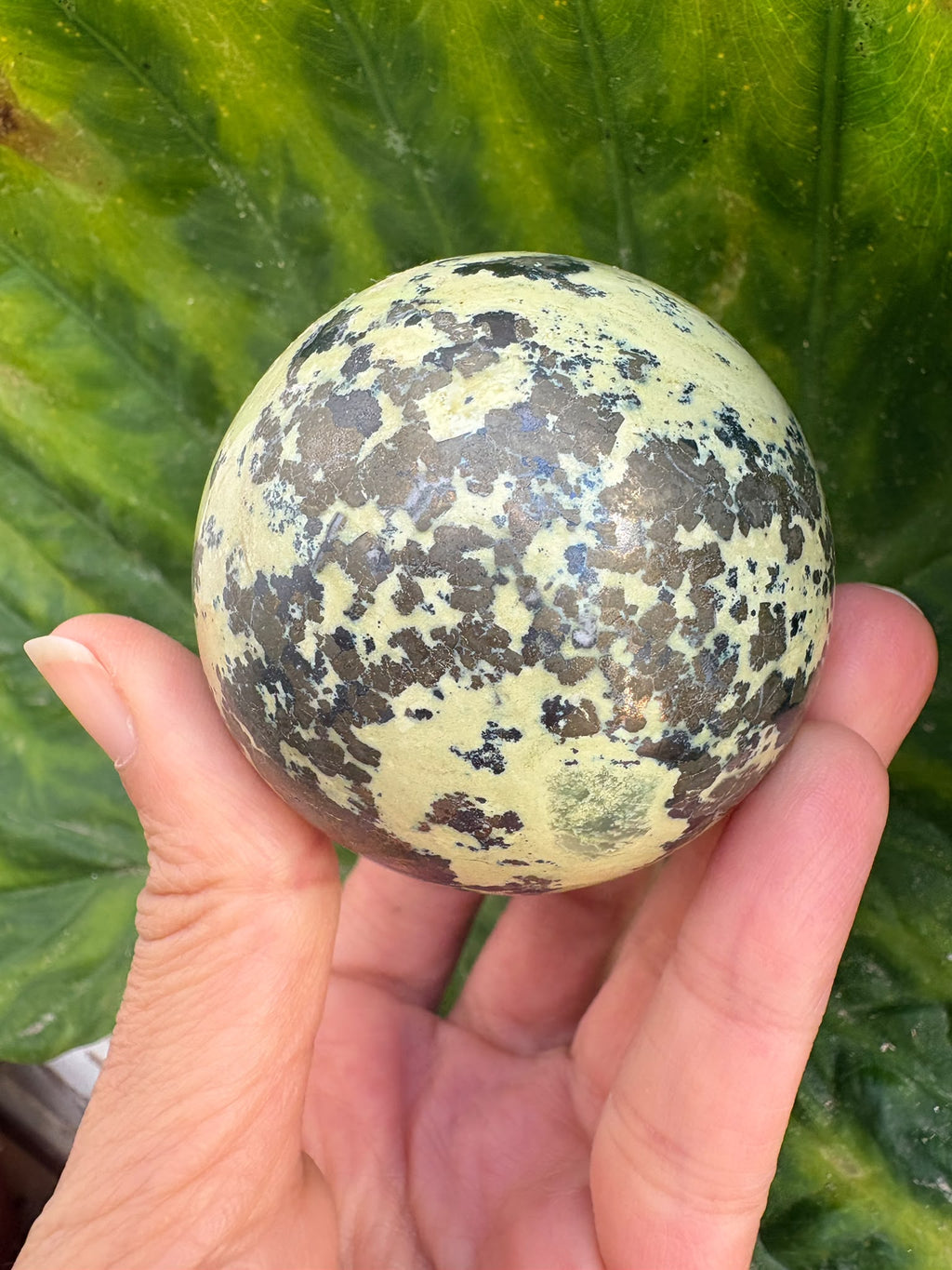 Esfera de serpentina con calcopirita de Perú - foto 7
