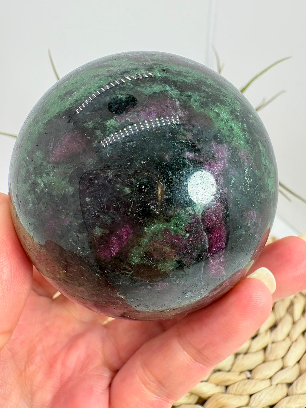 Esfera de zoisita con rubí