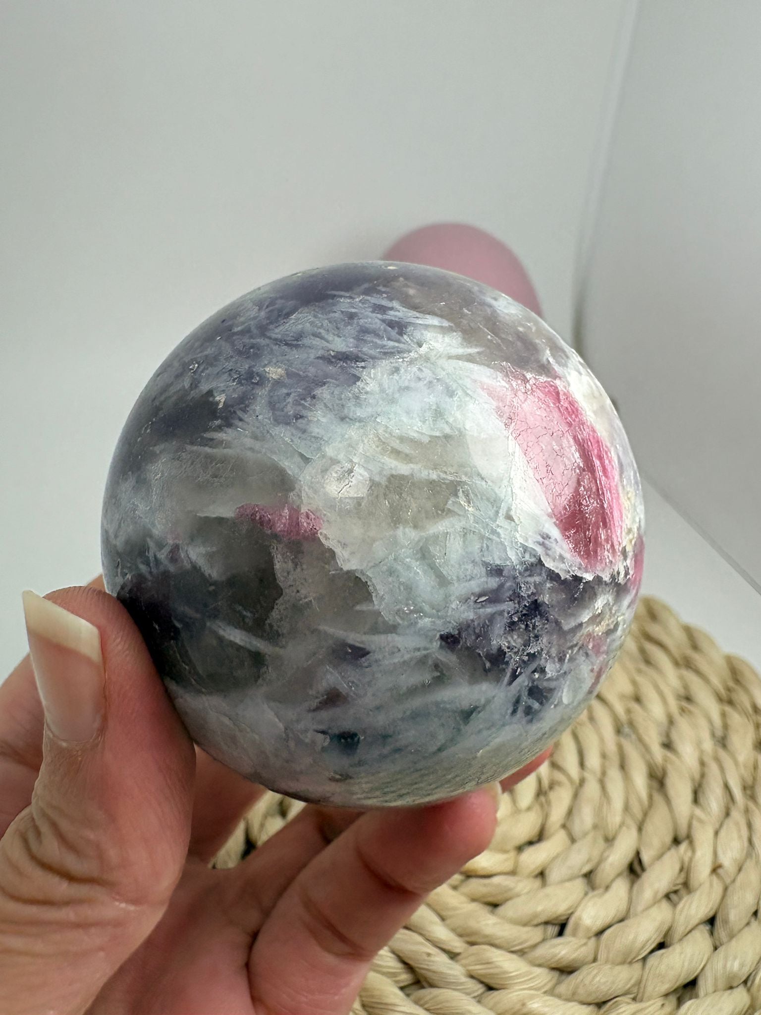 Esfera de lepidolita con inclusiones (piedra de unicornio)