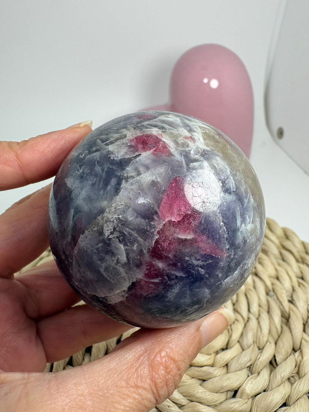 Esfera de lepidolita con inclusiones (piedra de unicornio)