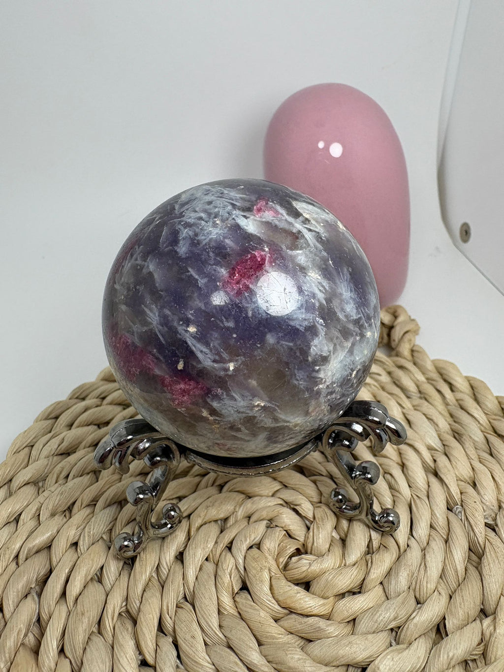 Esfera de lepidolita con inclusiones (piedra de unicornio)