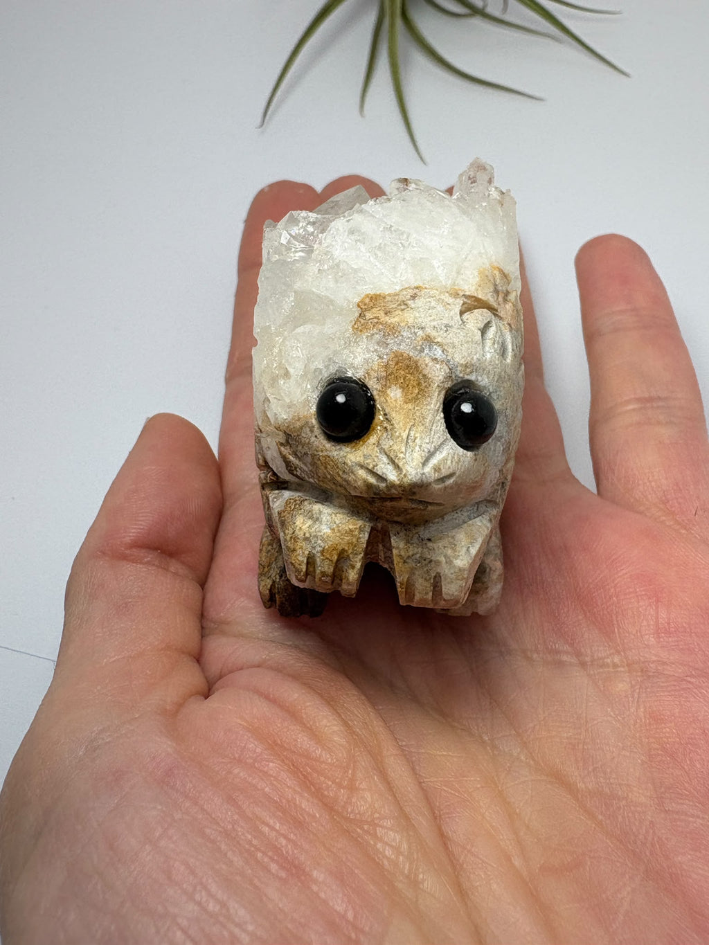 Erizo de cuarzo con cristales naturales, tonos tierra y una encantadora expresión. Una figura especial para decorar o regalar.