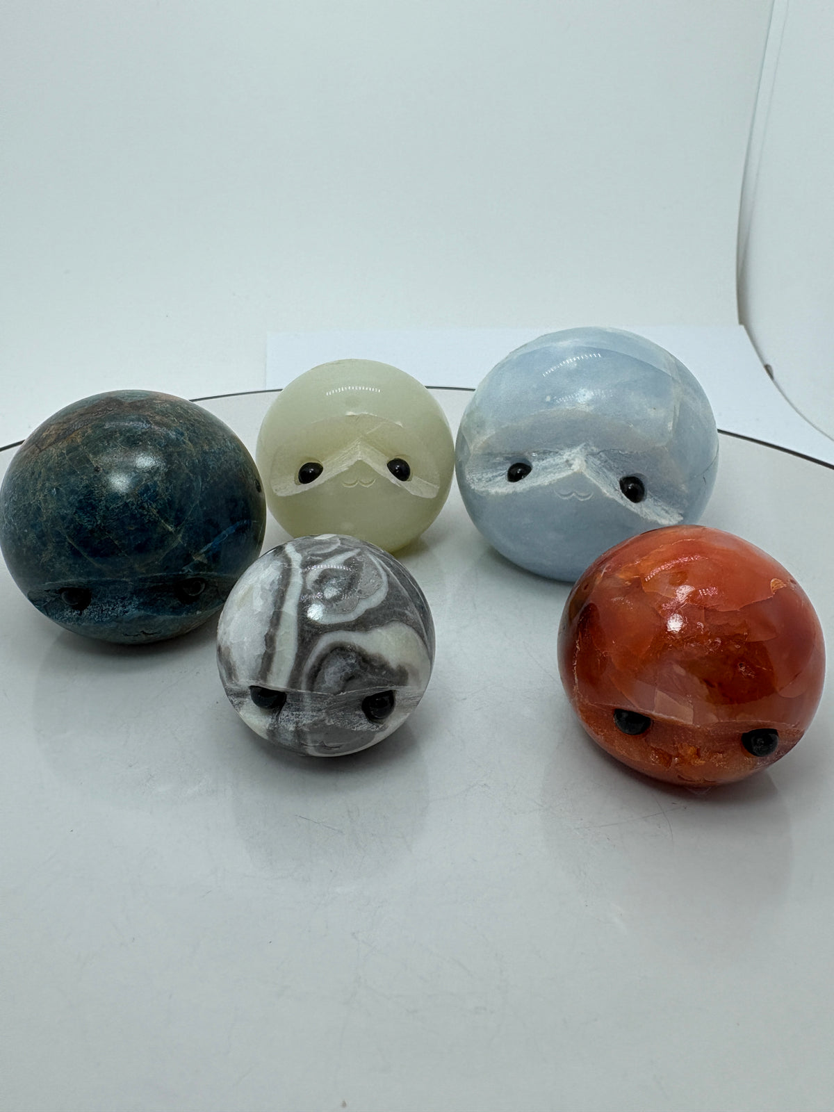 Estos pequeños erizos de minerales, con sus formas redonditas y sus caritas tan simpáticas, son de esas piezas que te sacan una sonrisa al mirarlas. Cada uno tiene su propia personalidad gracias al color y los dibujos de la piedra.