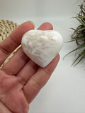 Corazón de escolecita natural de 6 cm con energía calmante y espiritual. Pieza única ideal para meditación, descanso y conexión interior.
