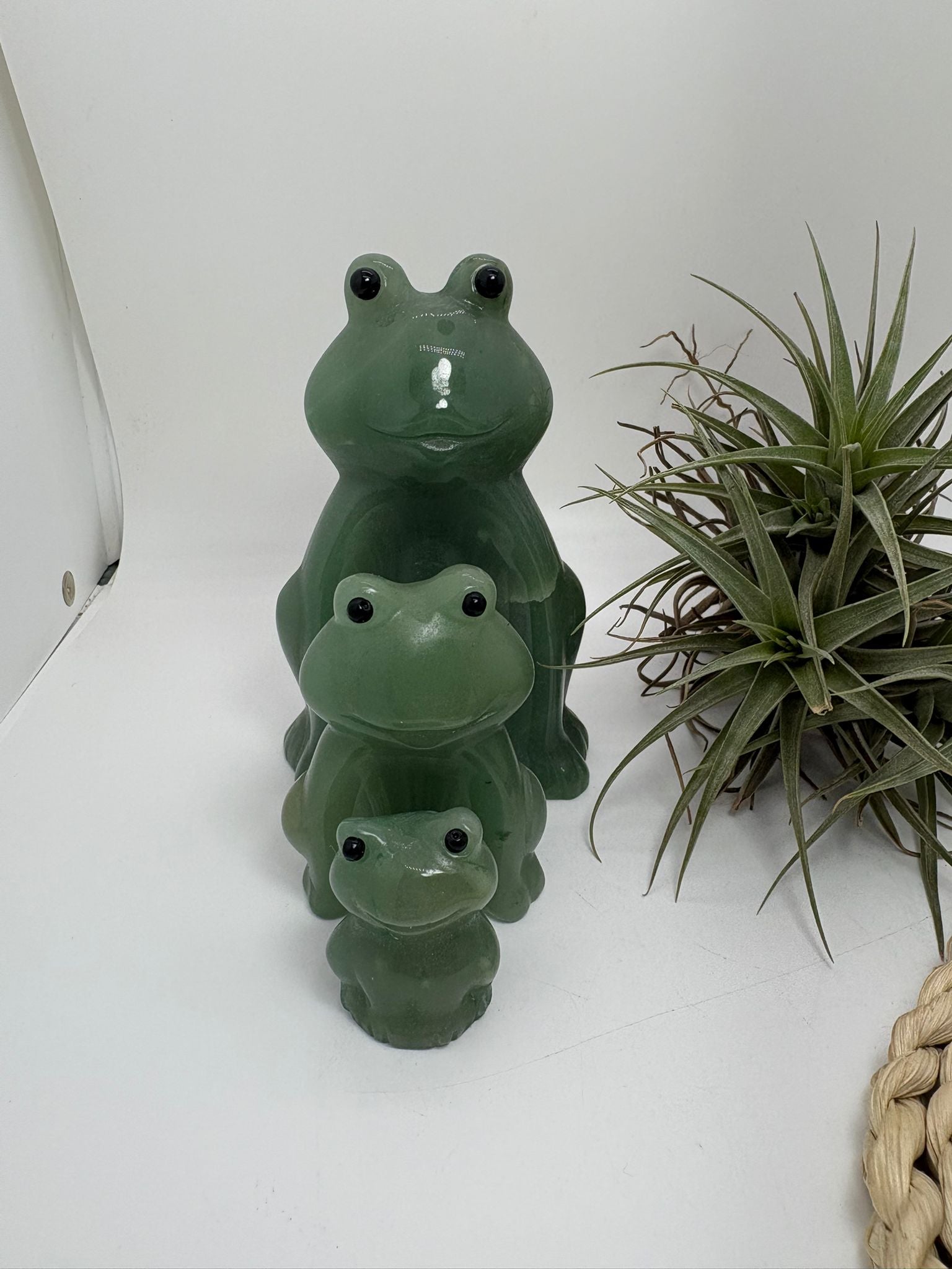 Escultura de animal de ranas de cuarzo verde talladas a mano, van en conjunto de 3 piezas. se vende como familia de ranas 