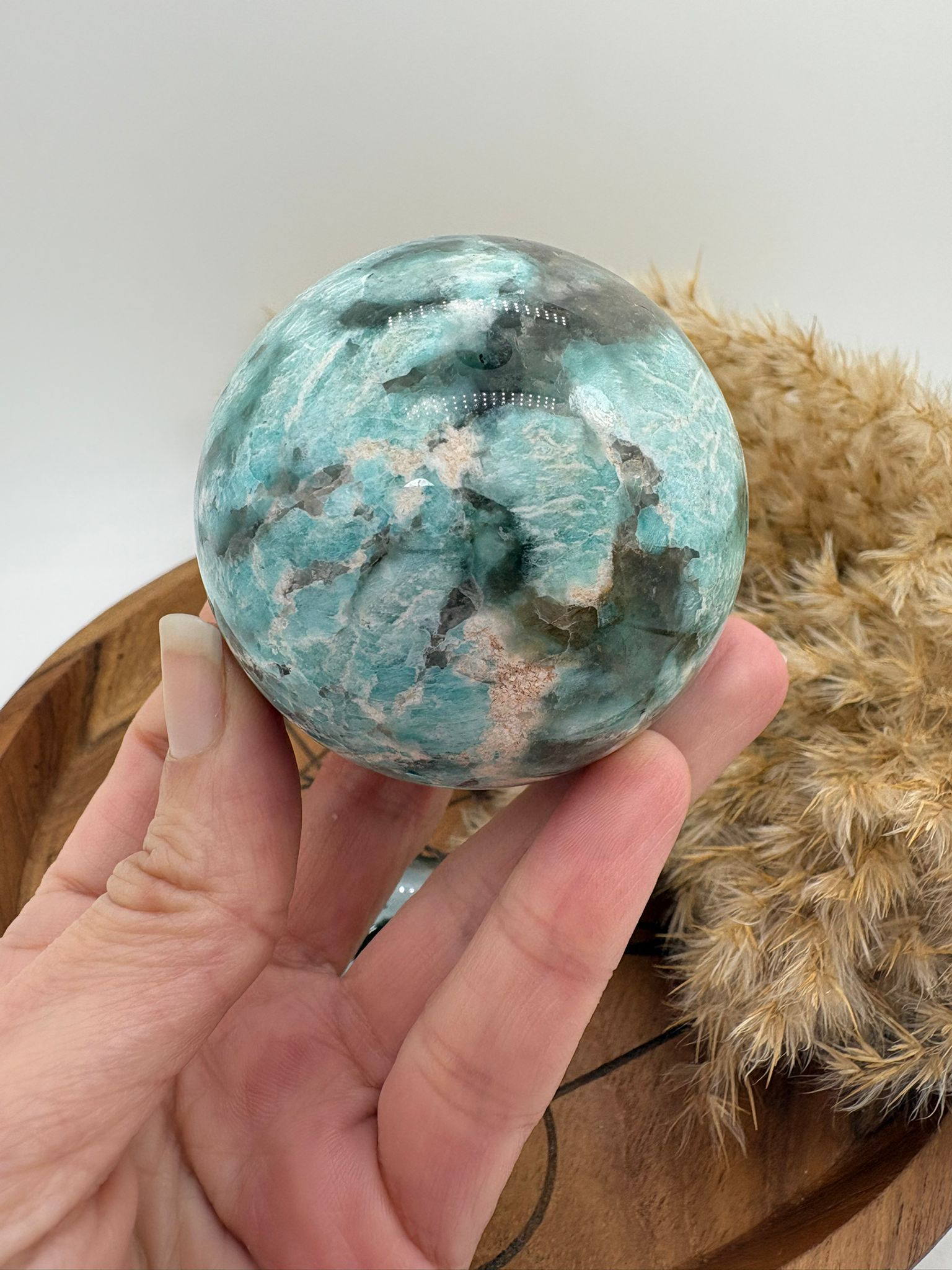 Esfera de amazonita con cuarzo ahumado, combinación única de calma y protección energética. Ideal para armonizar el hogar, equilibrar emociones y aportar bienestar.