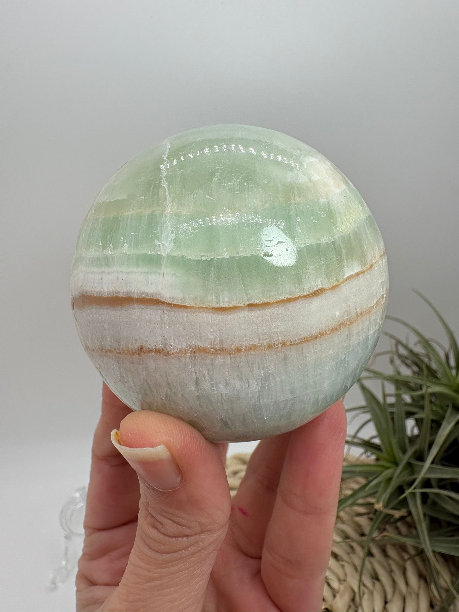 Esfera de calcita pistacho natural de 6,1 cm procedente de Pakistán. Piedra energética ideal para aportar calma, equilibrio y armonía a tu espacio.