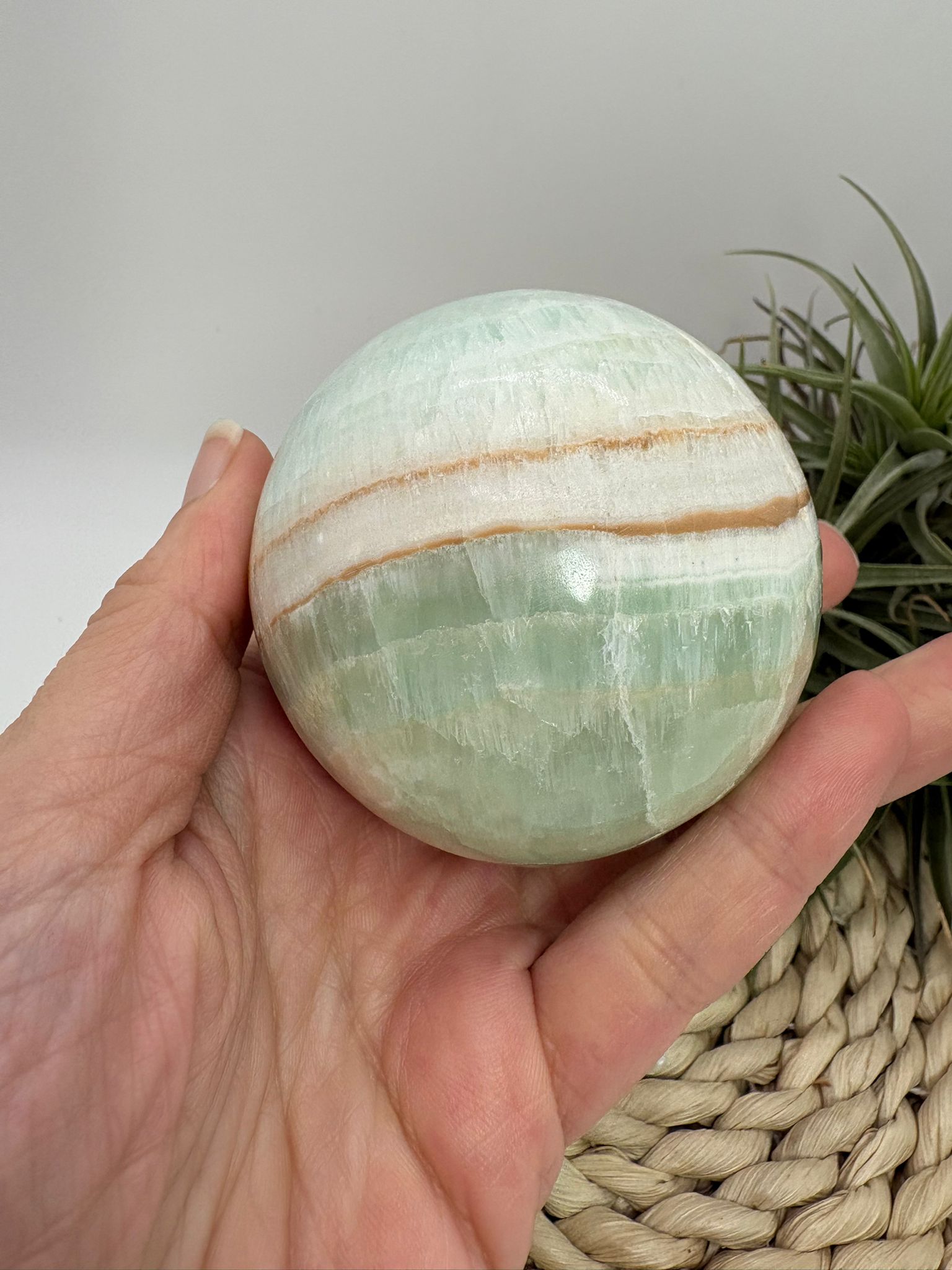 Esfera de calcita pistacho natural de 6,1 cm procedente de Pakistán. Piedra energética ideal para aportar calma, equilibrio y armonía a tu espacio.