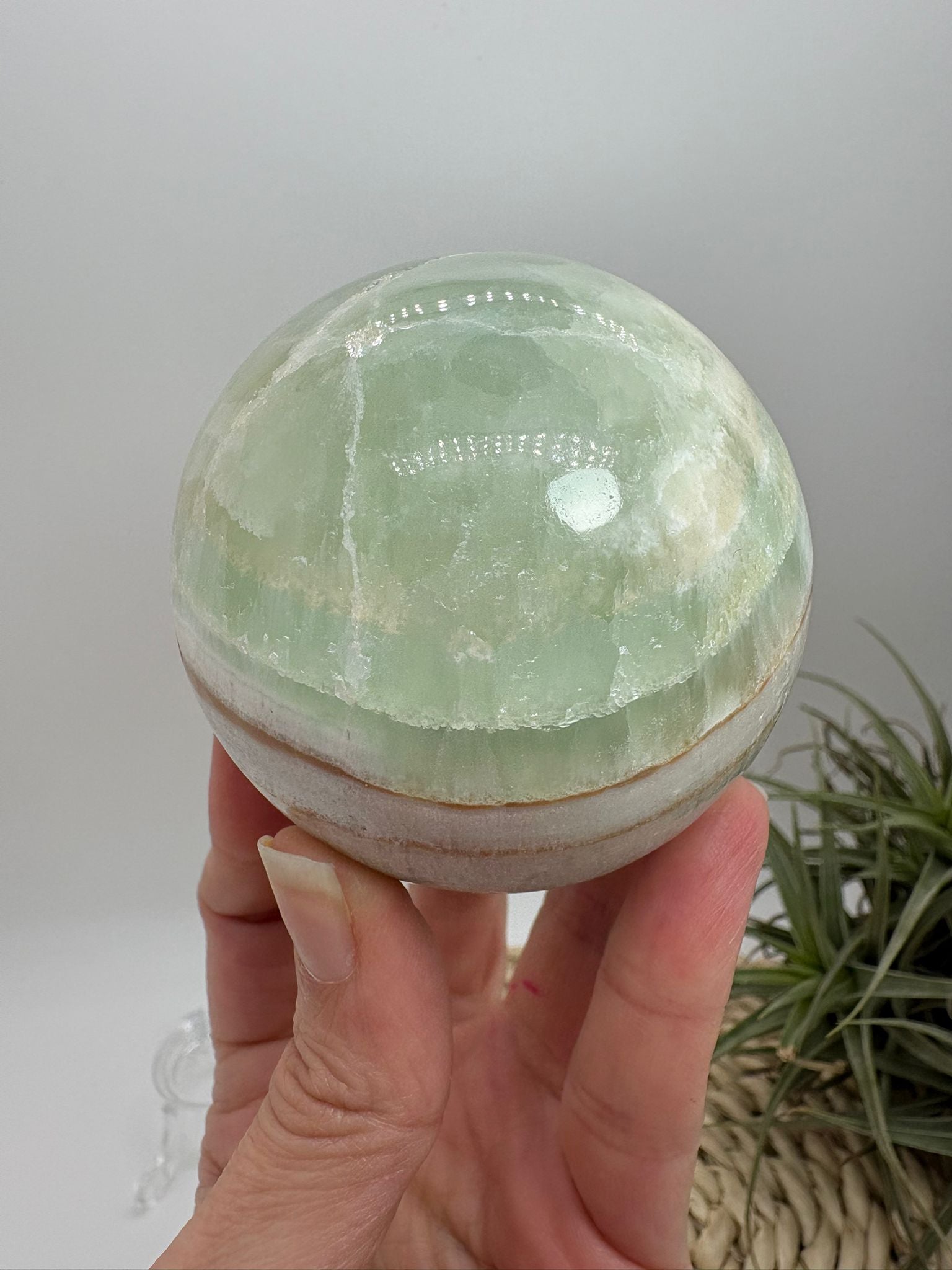 Esfera de calcita pistacho natural de 6,1 cm procedente de Pakistán. Piedra energética ideal para aportar calma, equilibrio y armonía a tu espacio.