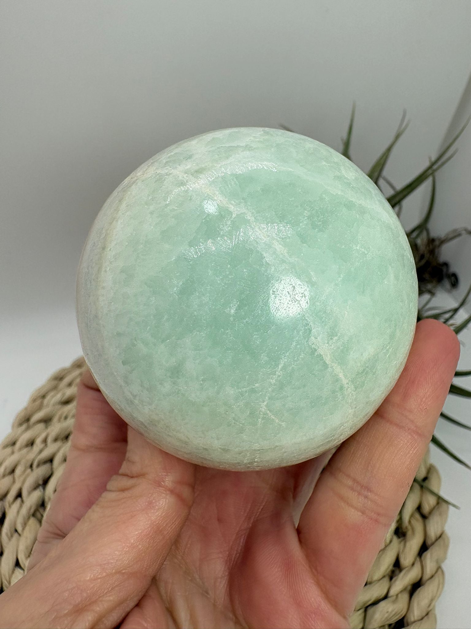 Esfera de calcita pistacho natural de 6,1 cm procedente de Pakistán. Piedra energética ideal para aportar calma, equilibrio y armonía a tu espacio.