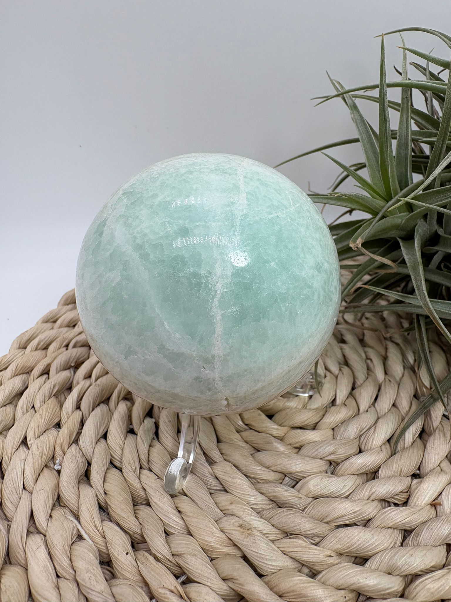 Esfera de calcita pistacho natural de 6,1 cm procedente de Pakistán. Piedra energética ideal para aportar calma, equilibrio y armonía a tu espacio.