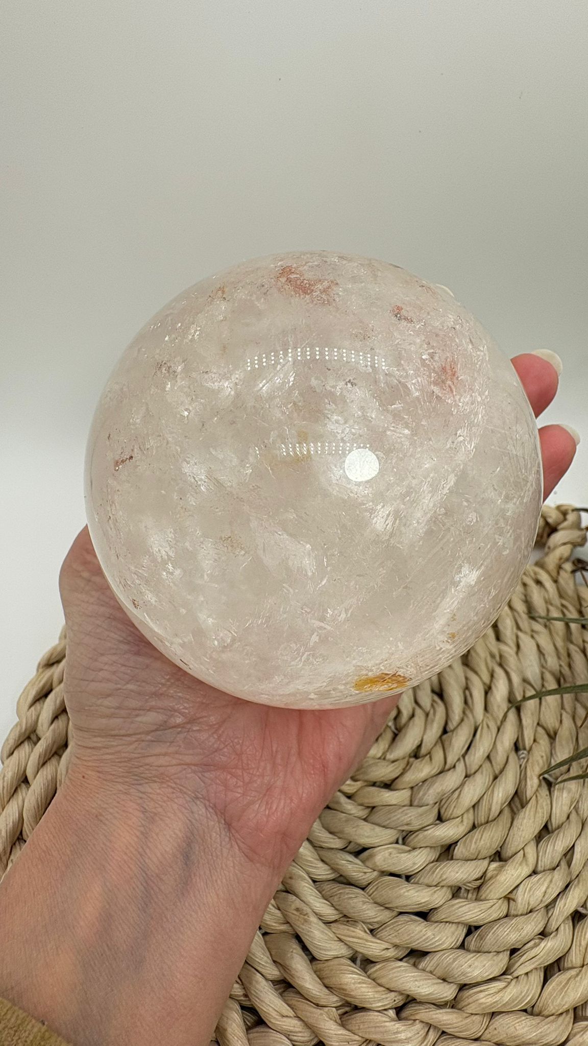 Gran esfera de cuarzo natural con inclusiones de limonita y hematite. Con reflejos arcoíris, ideal para energía, protección y equilibrio.