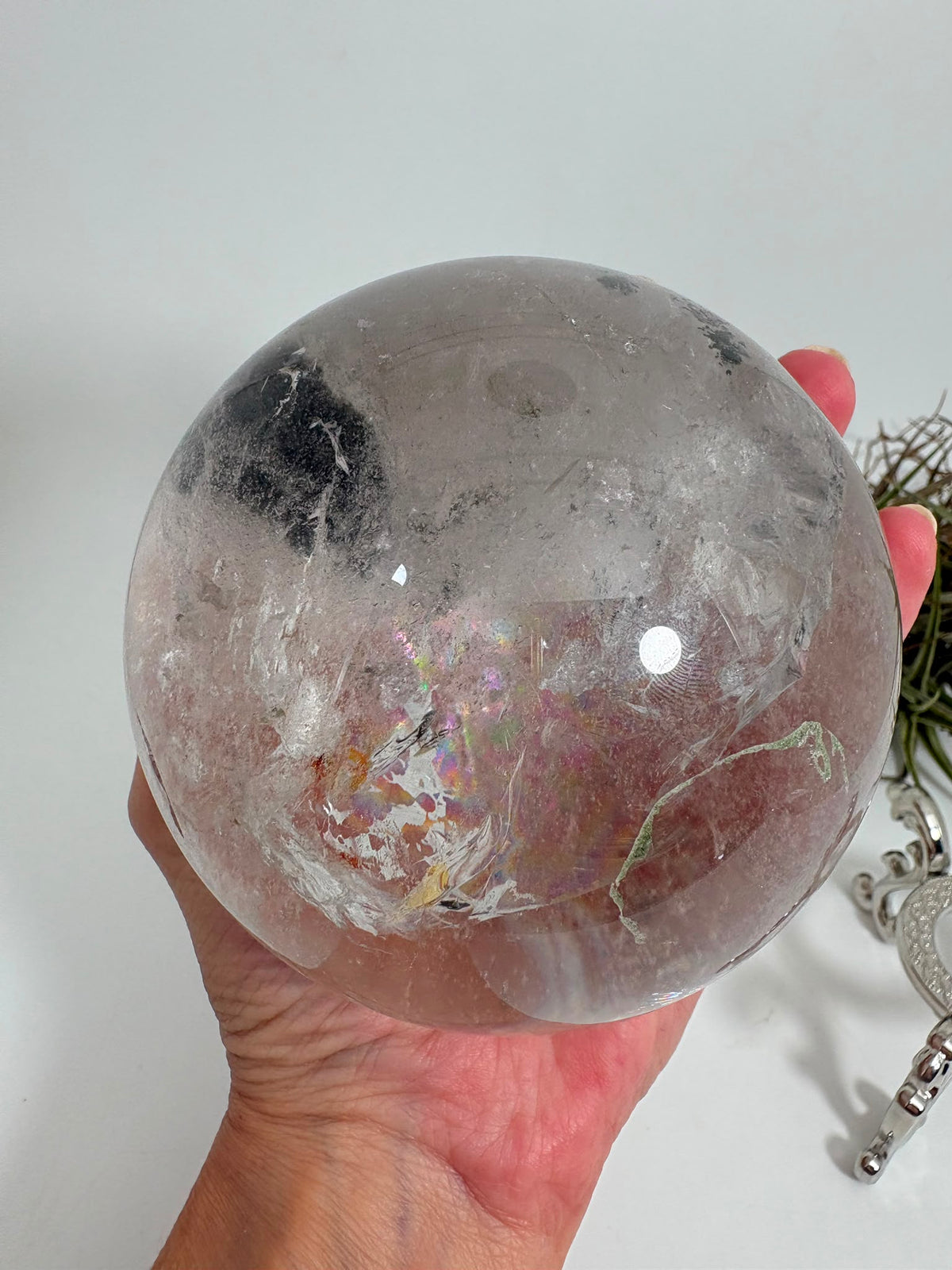 Esfera grande de cuarzo chamánico con espectaculares arcoíris interiores. Una pieza única de gran belleza, ideal para decoración y espacios especiales.

Texto alternativo de la imagen:

Esfera grande de cuarzo chamánico transparente con inclusiones y arcoíris interiores.