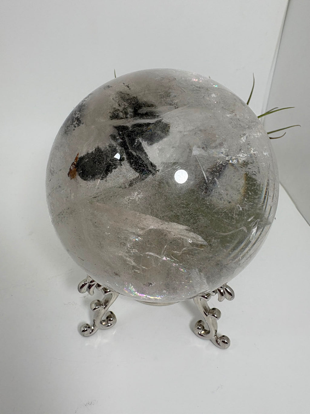 Esfera grande de cuarzo chamánico con espectaculares arcoíris interiores. Una pieza única de gran belleza, ideal para decoración y espacios especiales.

Texto alternativo de la imagen:

Esfera grande de cuarzo chamánico transparente con inclusiones y arcoíris interiores.