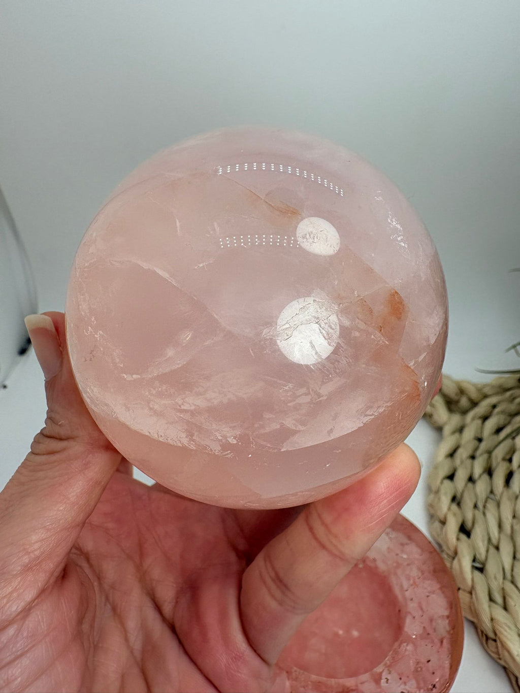 Esfera de cuarzo rosa natural de gran transparencia, con inclusiones de hierro. ideal para terapias de sanación, chakra corazón, amor y amor propio.