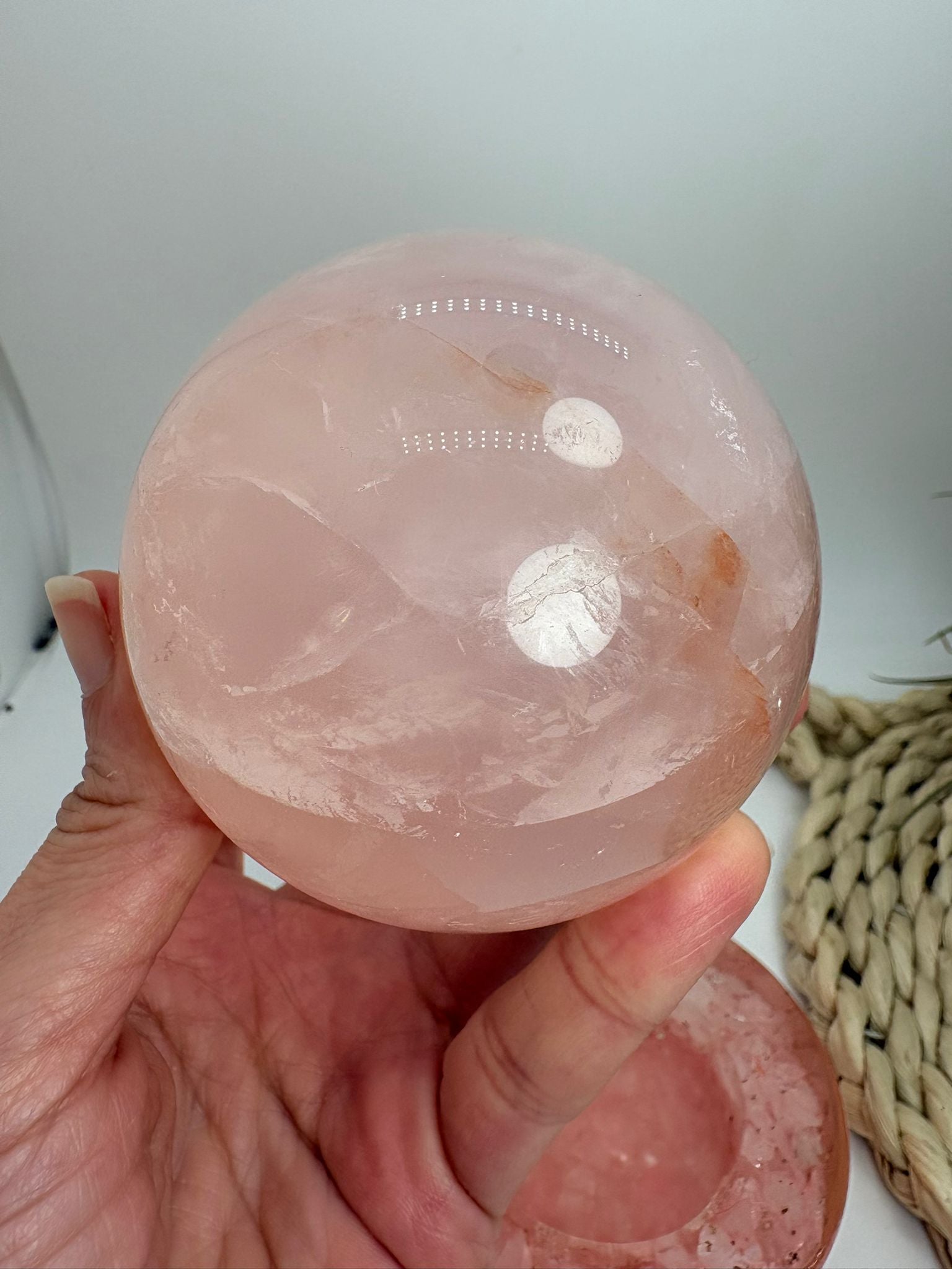 Esfera de cuarzo rosa natural de gran transparencia, con inclusiones de hierro. ideal para terapias de sanación, chakra corazón, amor y amor propio.