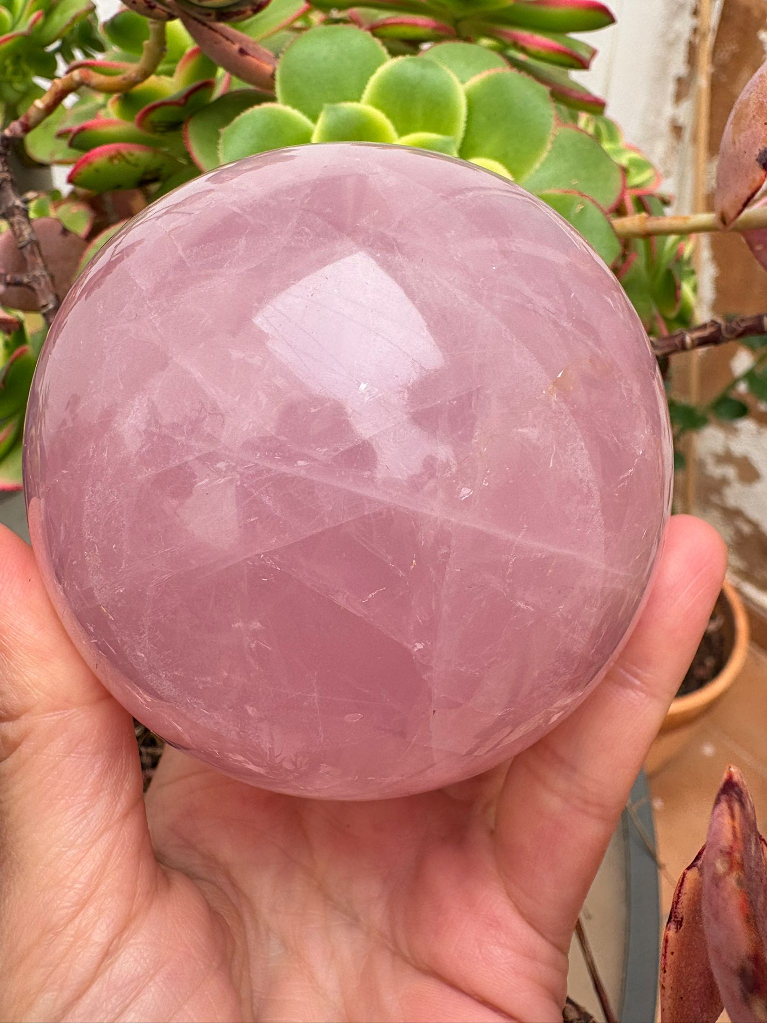 Esfera de cuarzo rosa de alta calidad y color intenso. Energía de amor, calma y sanación emocional para armonizar tu espacio y tu interior.
