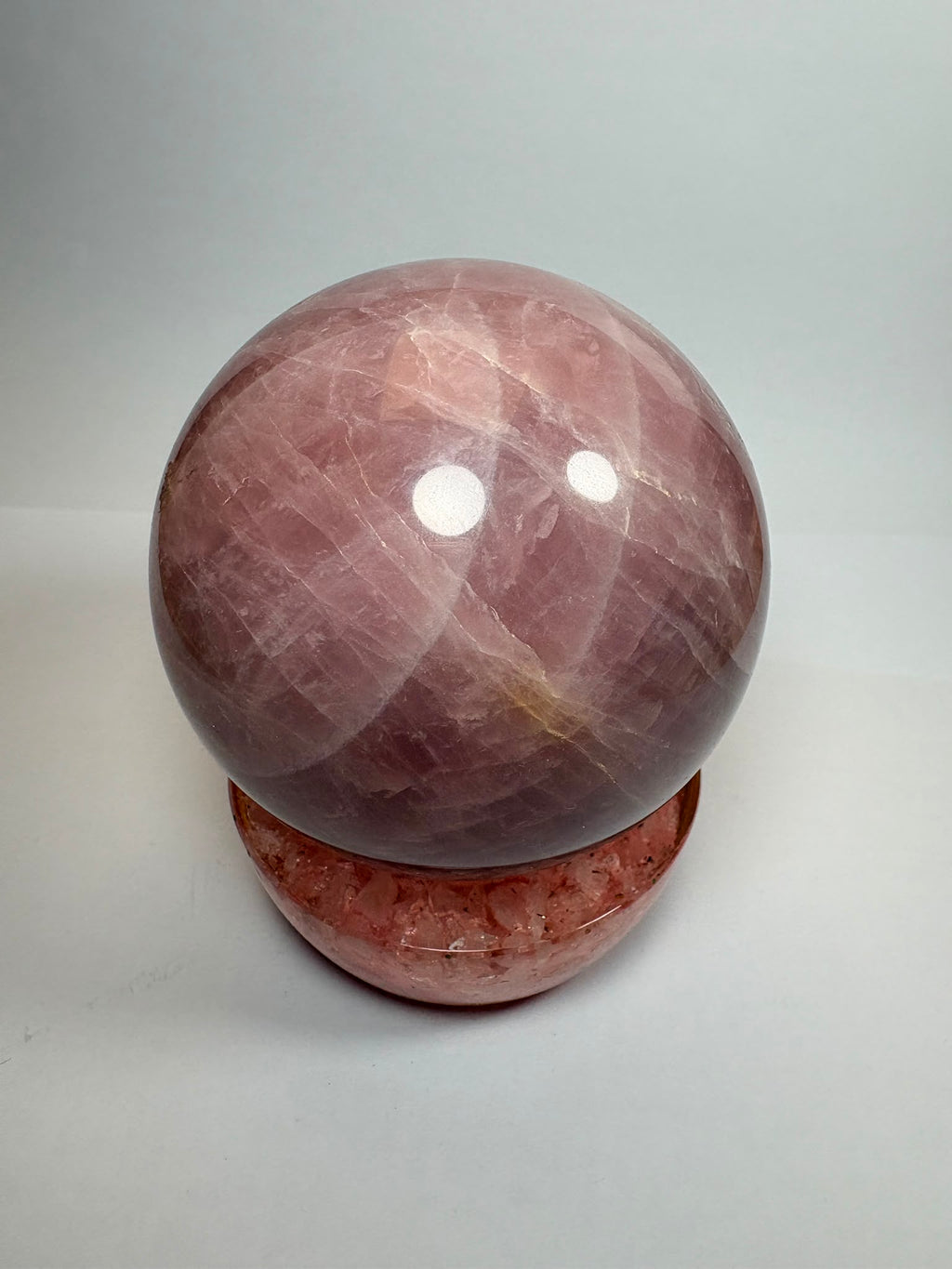 Esfera de cuarzo rosa natural de excelente calidad y precioso color, con 7 cm de diámetro. Una pieza única, ideal para decoración, meditación, coleccionismo o como regalo especial. Descúbrela en La Hada de las Piedras.
