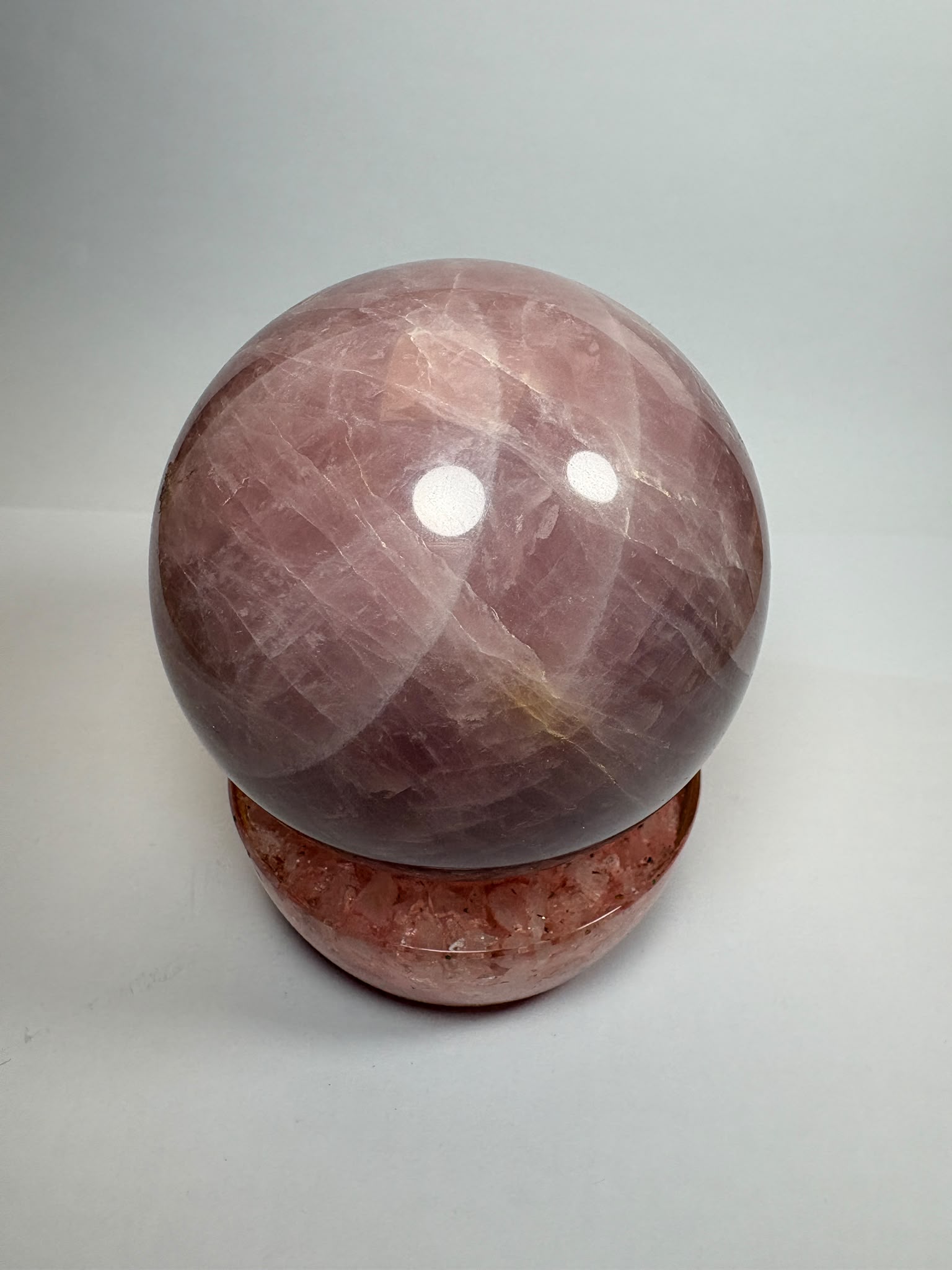 Esfera de cuarzo rosa natural de excelente calidad y precioso color, con 7 cm de diámetro. Una pieza única, ideal para decoración, meditación, coleccionismo o como regalo especial. Descúbrela en La Hada de las Piedras.