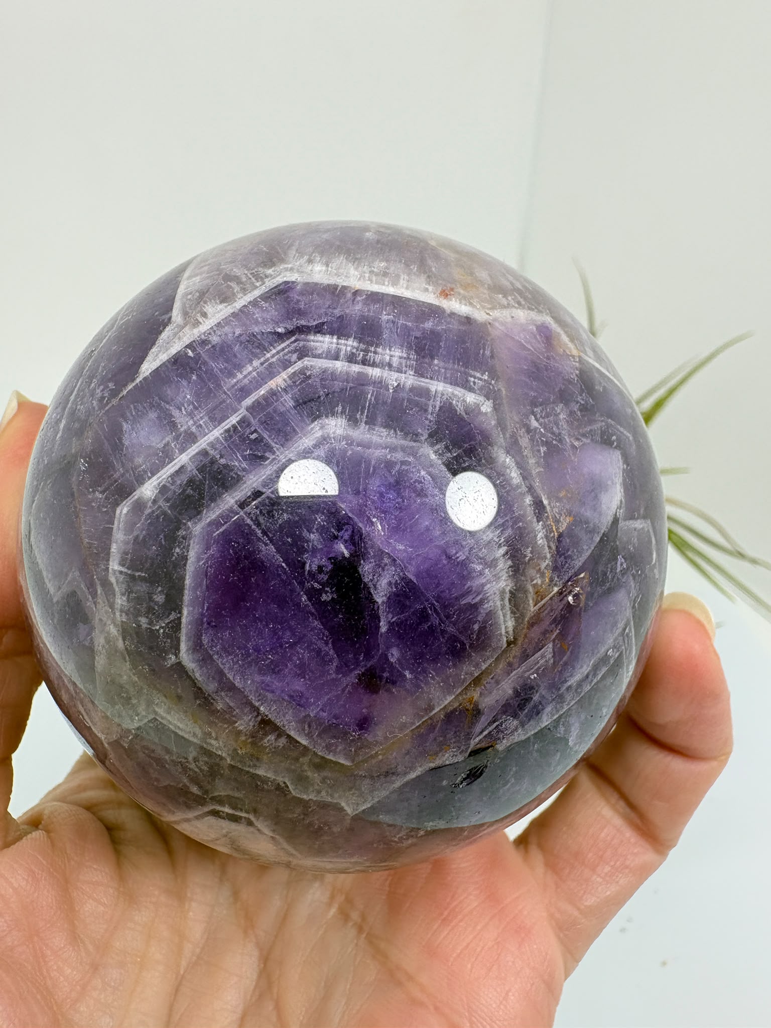 Esfera de amatista africana natural de 6,9 cm. Pieza única de intensos tonos violetas, ideal para colección, decoración, meditación y armonización de espacios. La base no está incluida.