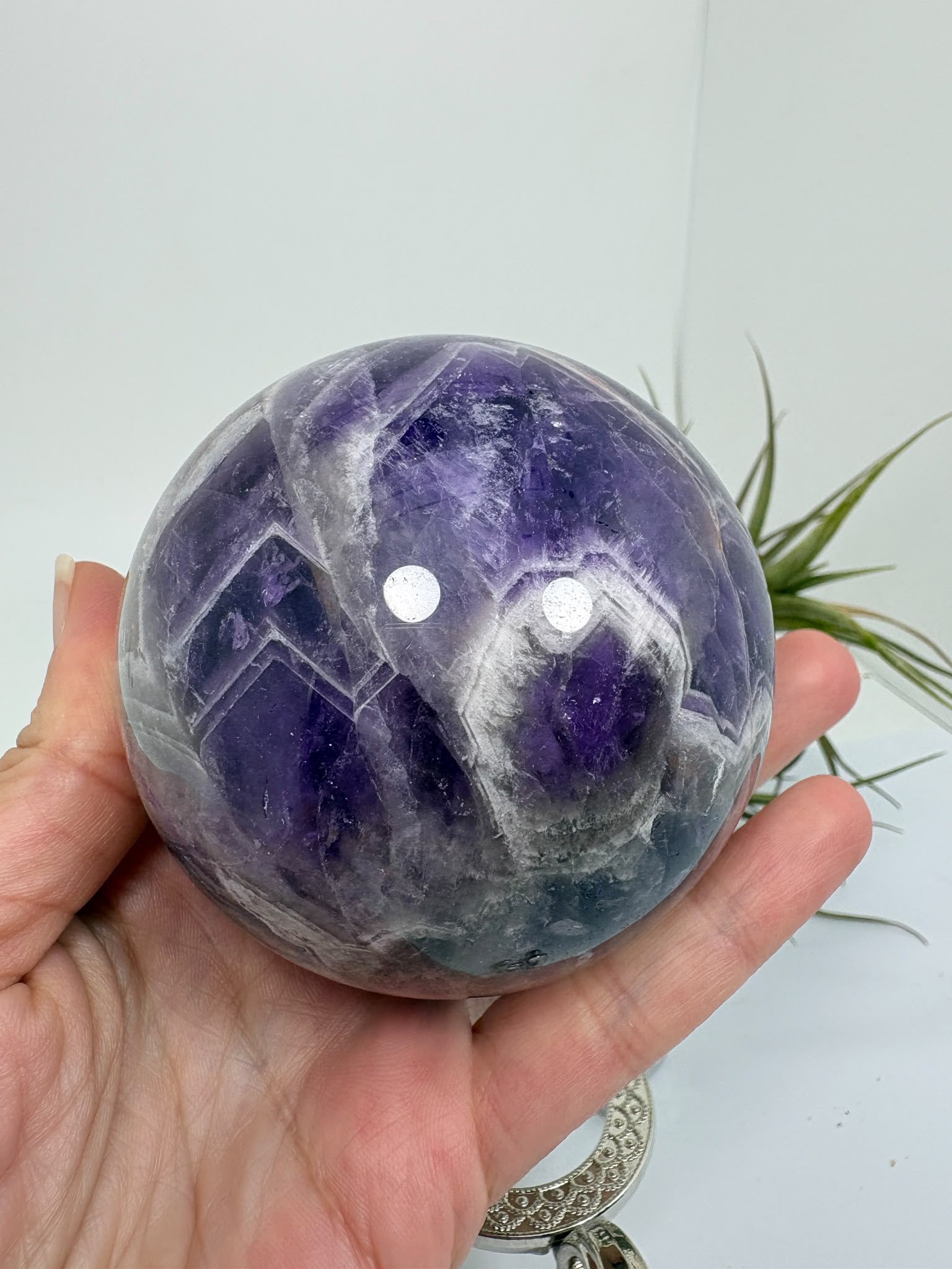 Esfera de amatista africana natural de 6,9 cm. Pieza única de intensos tonos violetas, ideal para colección, decoración, meditación y armonización de espacios. La base no está incluida.