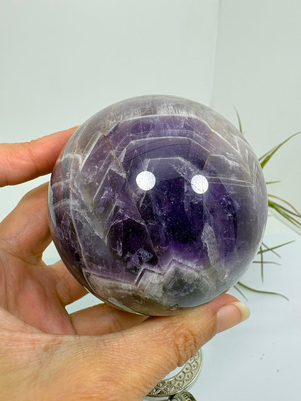 Esfera de amatista africana natural de 6,9 cm. Pieza única de intensos tonos violetas, ideal para colección, decoración, meditación y armonización de espacios. La base no está incluida.