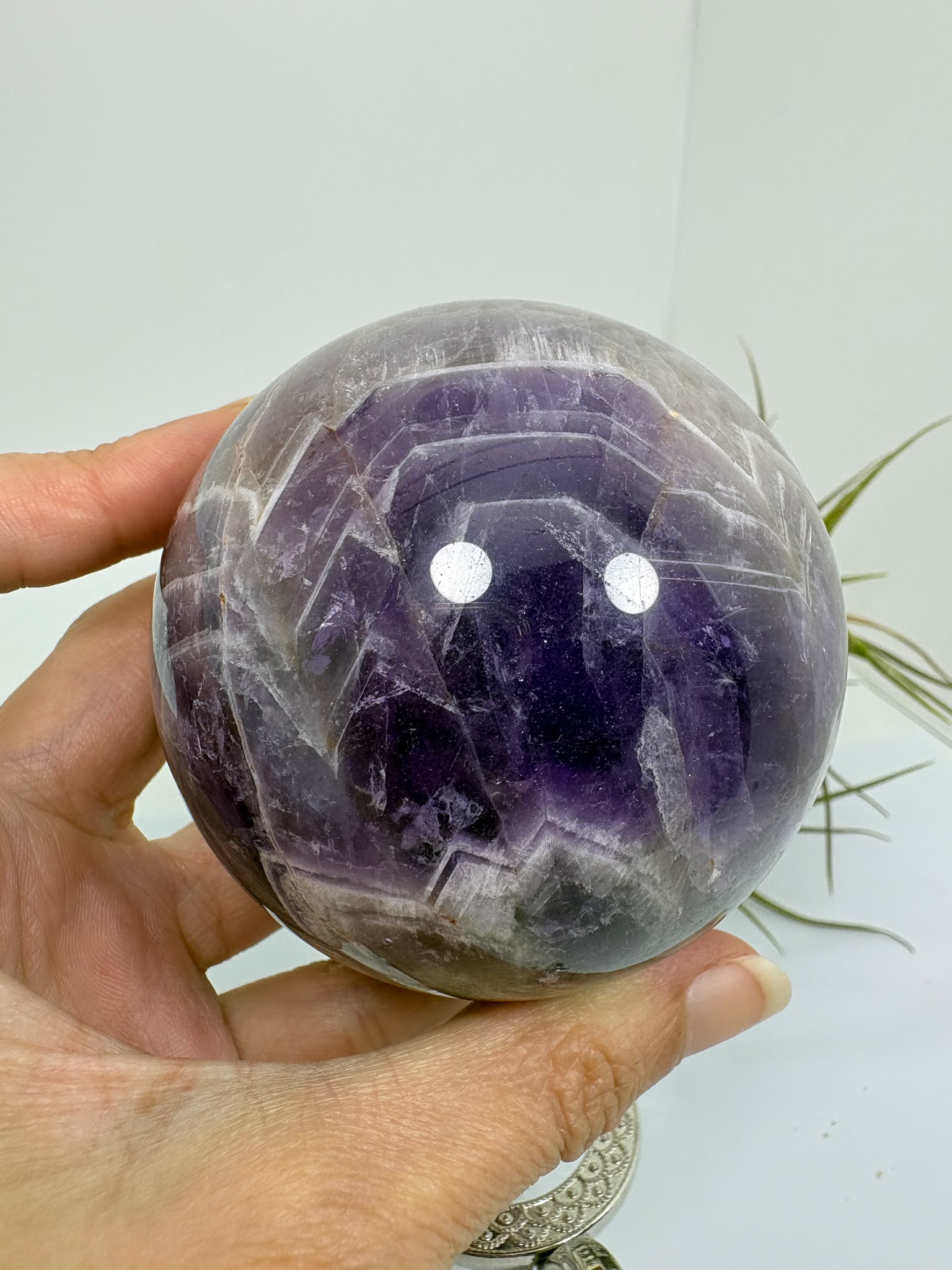 Esfera de amatista africana natural de 6,9 cm. Pieza única de intensos tonos violetas, ideal para colección, decoración, meditación y armonización de espacios. La base no está incluida.