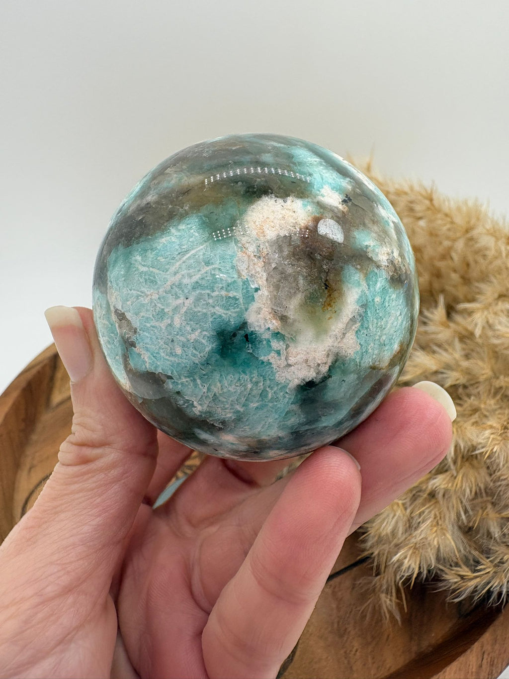 Esfera de amazonita con cuarzo ahumado, combinación única de calma y protección energética. Ideal para armonizar el hogar, equilibrar emociones y aportar bienestar.