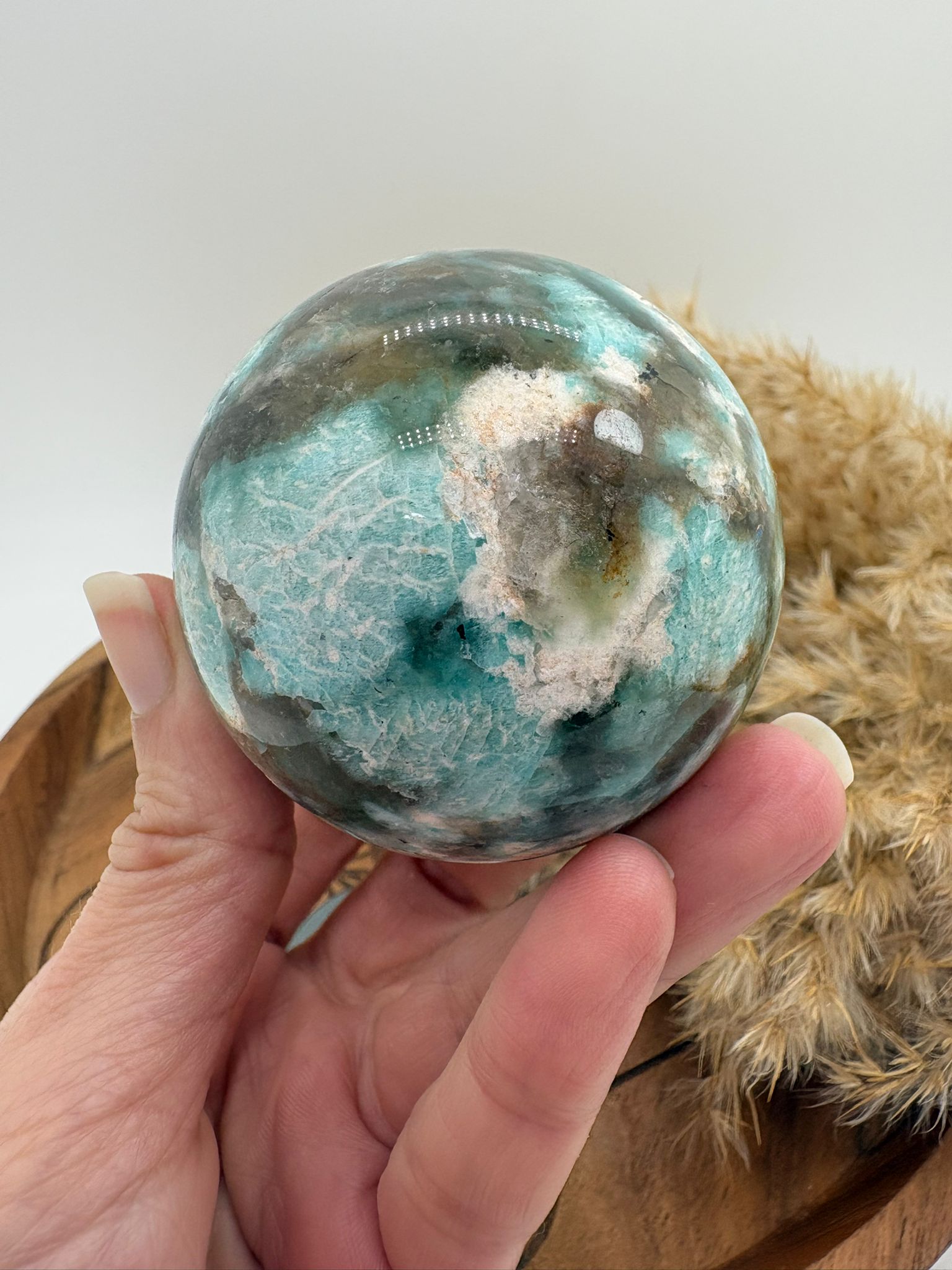 Esfera de amazonita con cuarzo ahumado, combinación única de calma y protección energética. Ideal para armonizar el hogar, equilibrar emociones y aportar bienestar.
