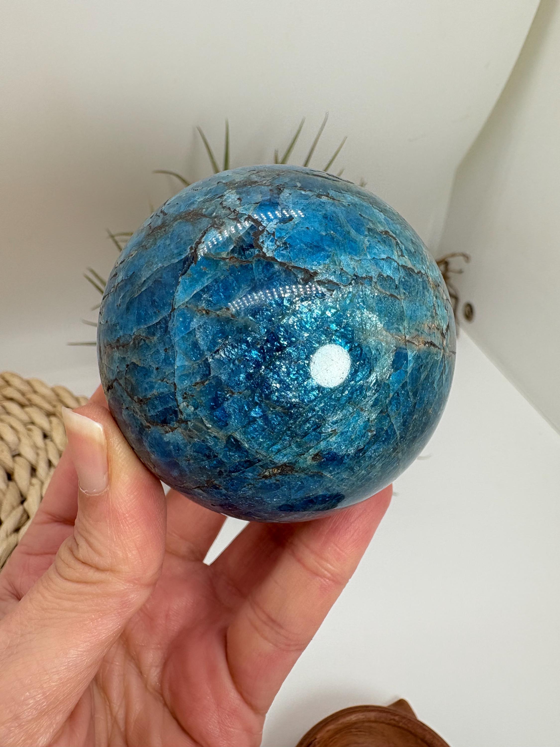 Esfera de apatito azul natural, de gran calidad y color. Ideal para colección y terapias de meditación sanación. color azul intenso con brillos.