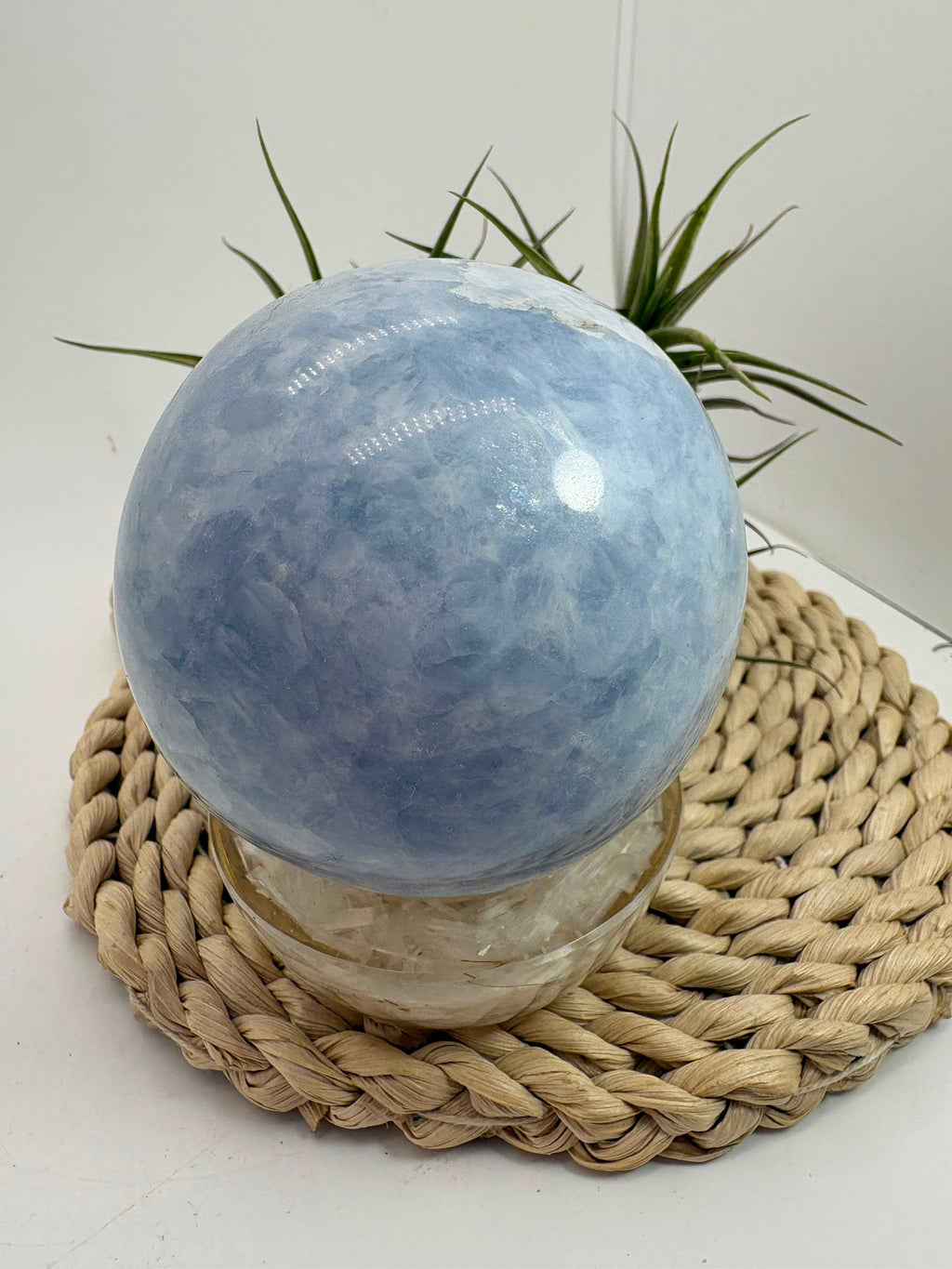Esfera de calcita azul natural de tonos suaves, asociada con la calma, la relajación, la comunicación y la claridad mental. Pieza única.