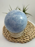 Esfera de calcita azul natural de tonos suaves, asociada con la calma, la relajación, la comunicación y la claridad mental. Pieza única.