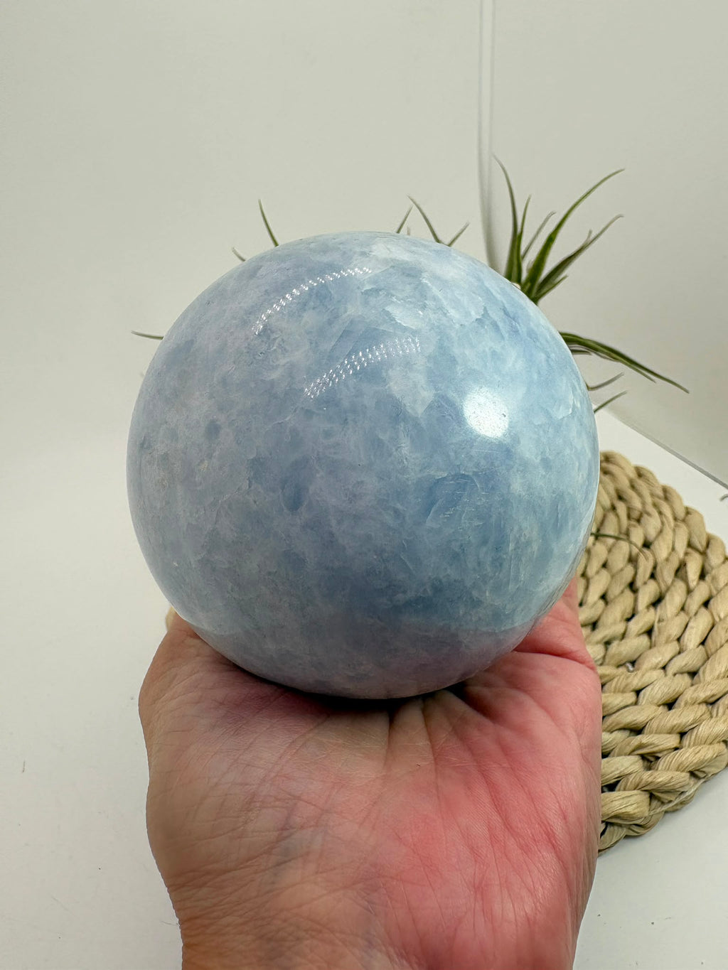 Esfera de calcita azul natural de tonos suaves, asociada con la calma, la relajación, la comunicación y la claridad mental. Pieza única.