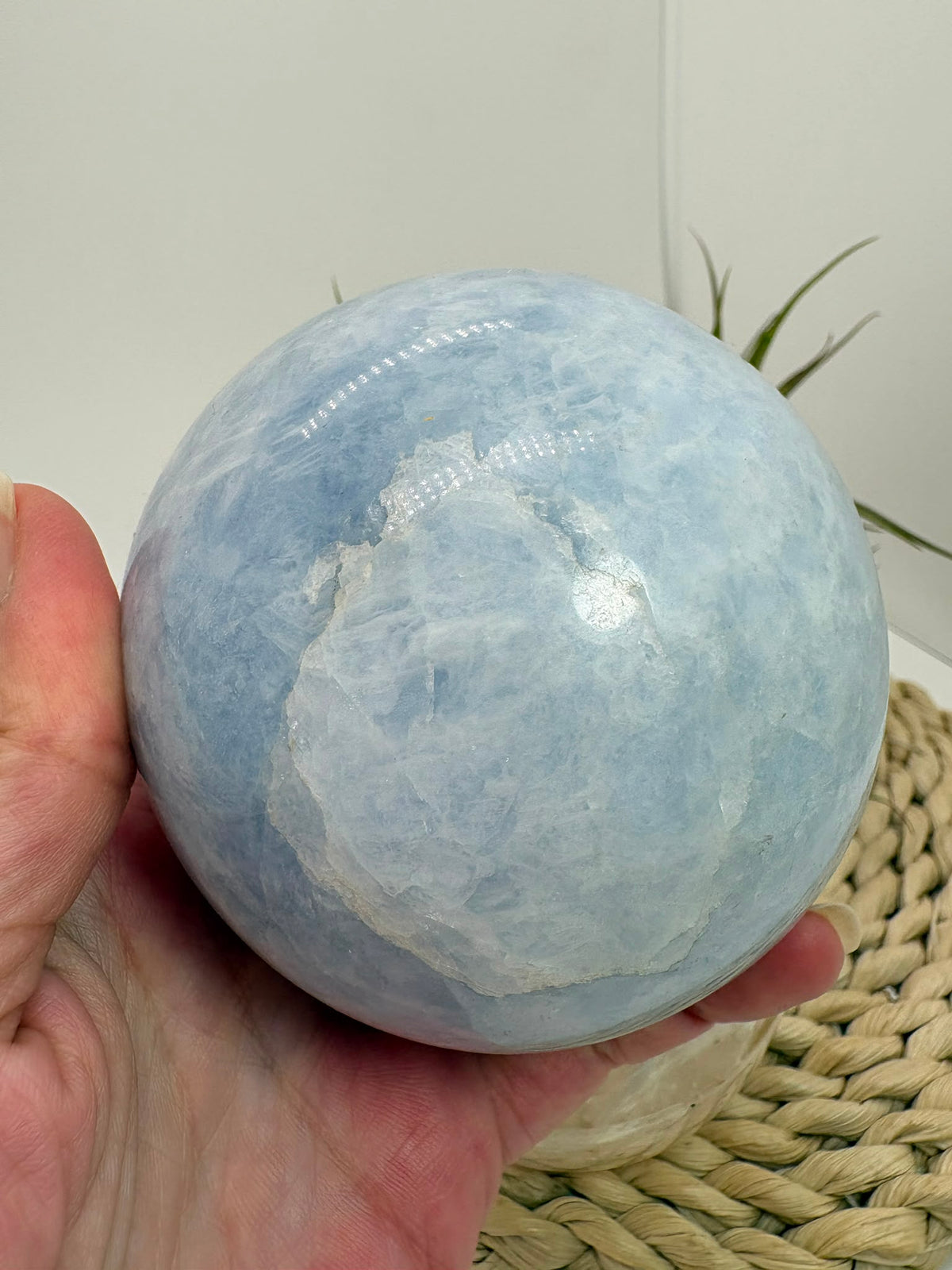 Esfera de calcita azul natural de tonos suaves, asociada con la calma, la relajación, la comunicación y la claridad mental. Pieza única.