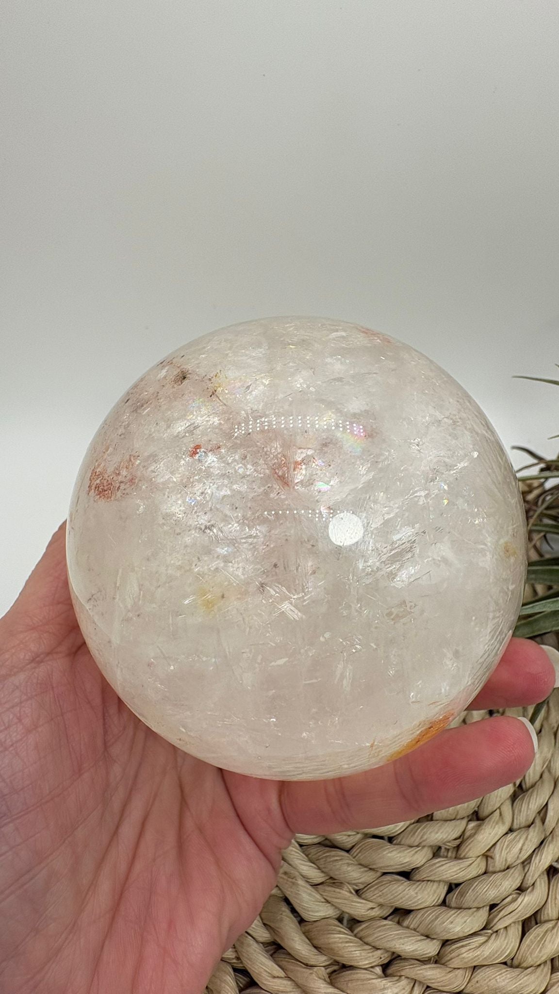 Gran esfera de cuarzo natural con inclusiones de limonita y hematite. Con reflejos arcoíris, ideal para energía, protección y equilibrio.