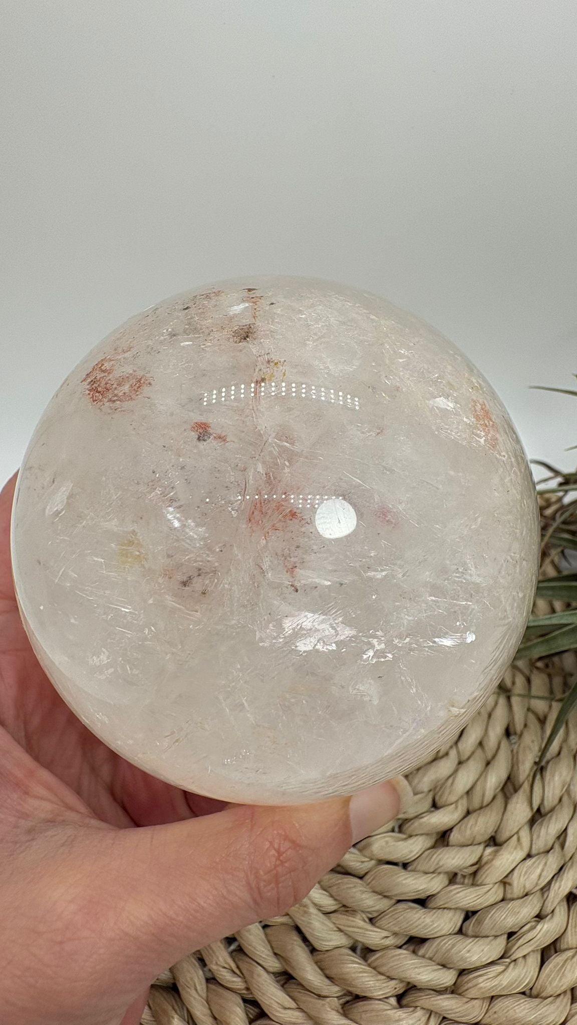 Gran esfera de cuarzo natural con inclusiones de limonita y hematite. Con reflejos arcoíris, ideal para energía, protección y equilibrio.