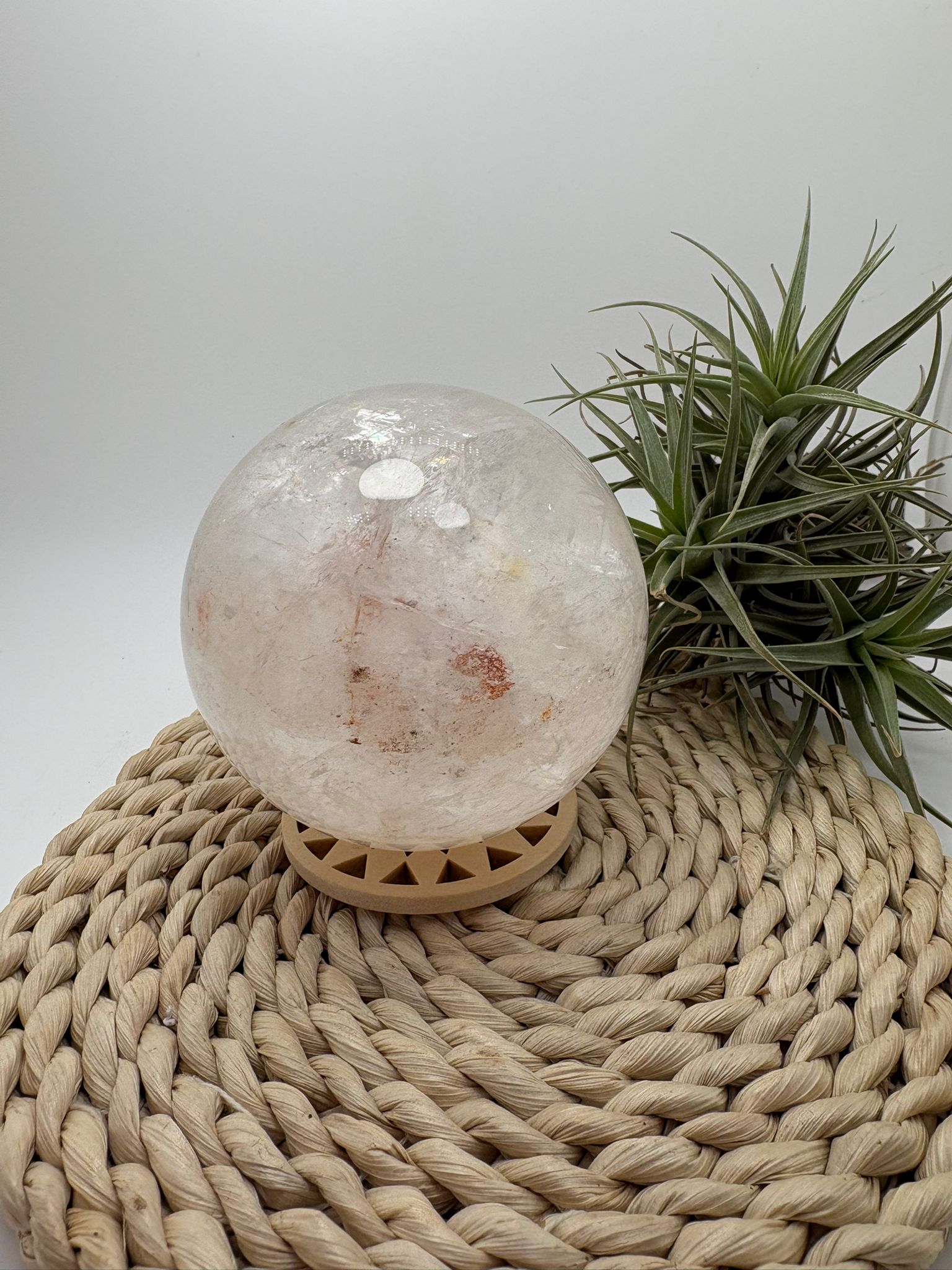 Gran esfera de cuarzo natural con inclusiones de limonita y hematite. Con reflejos arcoíris, ideal para energía, protección y equilibrio.