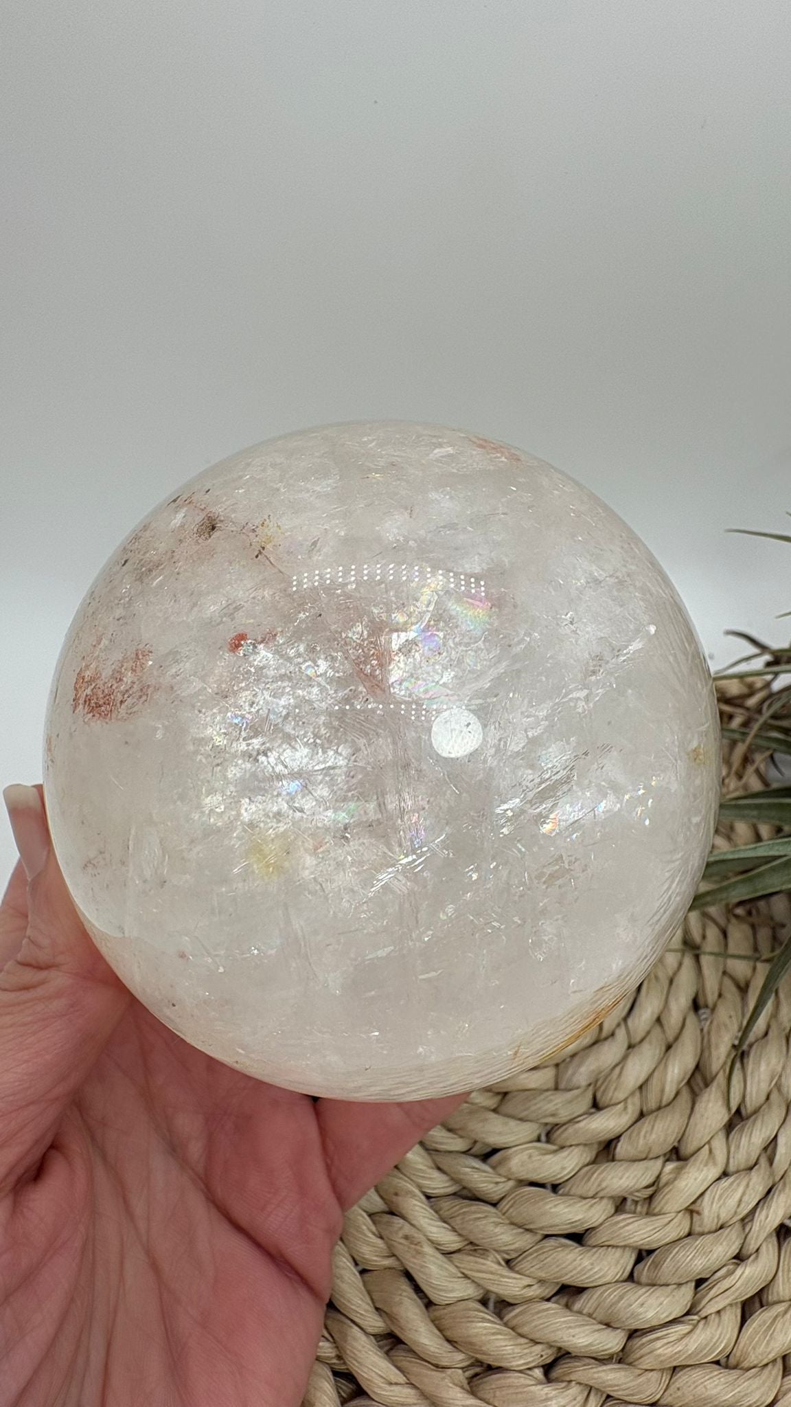 Gran esfera de cuarzo natural con inclusiones de limonita y hematite. Con reflejos arcoíris, ideal para energía, protección y equilibrio.