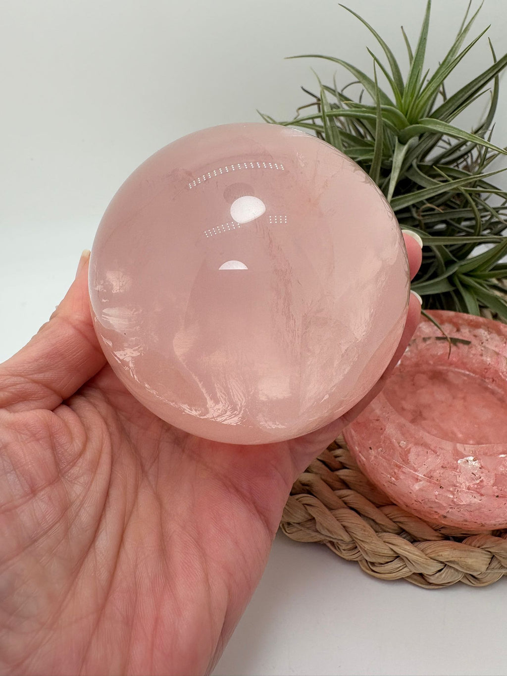Esfera de cuarzo rosa natural de gran transparencia, con inclusiones de hierro. ideal para terapias de sanación, chakra corazón, amor y amor propio.