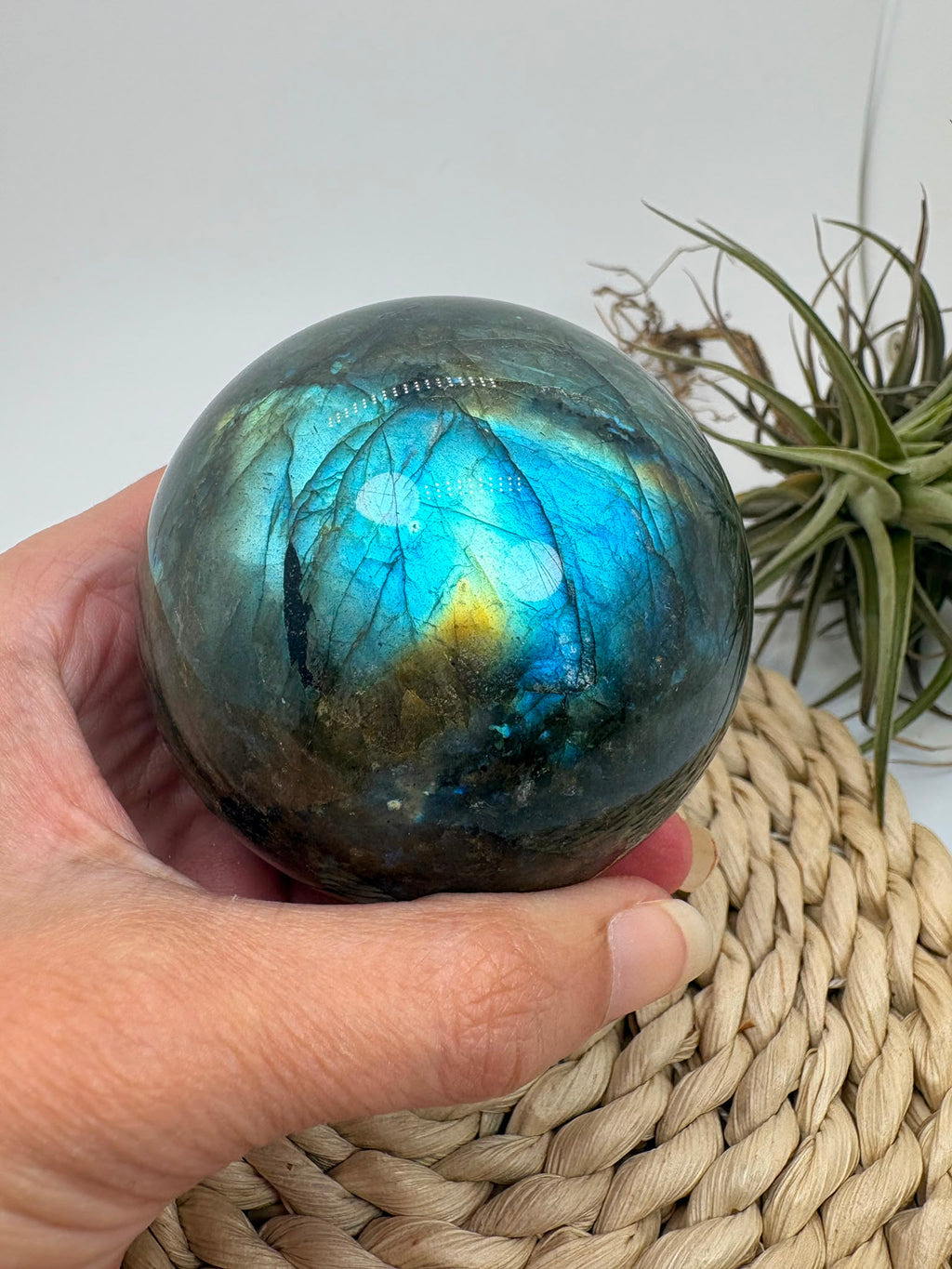 Esfera de labradorita natural con hermosos reflejos, asociada con la protección energética, la intuición y la transformación personal.