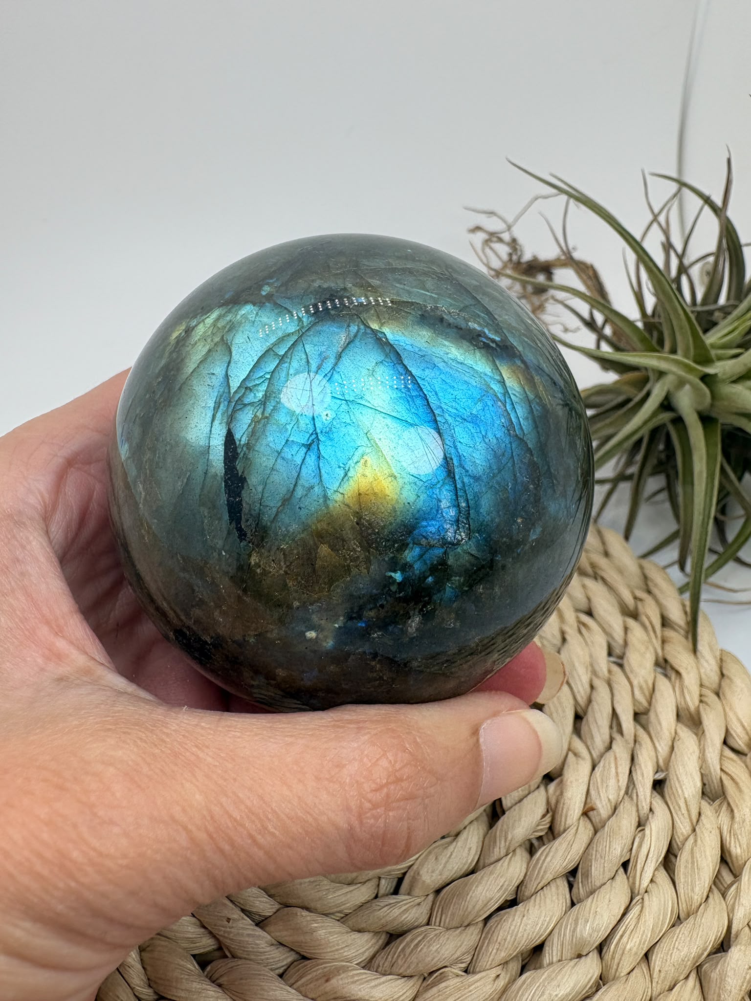 Esfera de labradorita natural con hermosos reflejos, asociada con la protección energética, la intuición y la transformación personal.