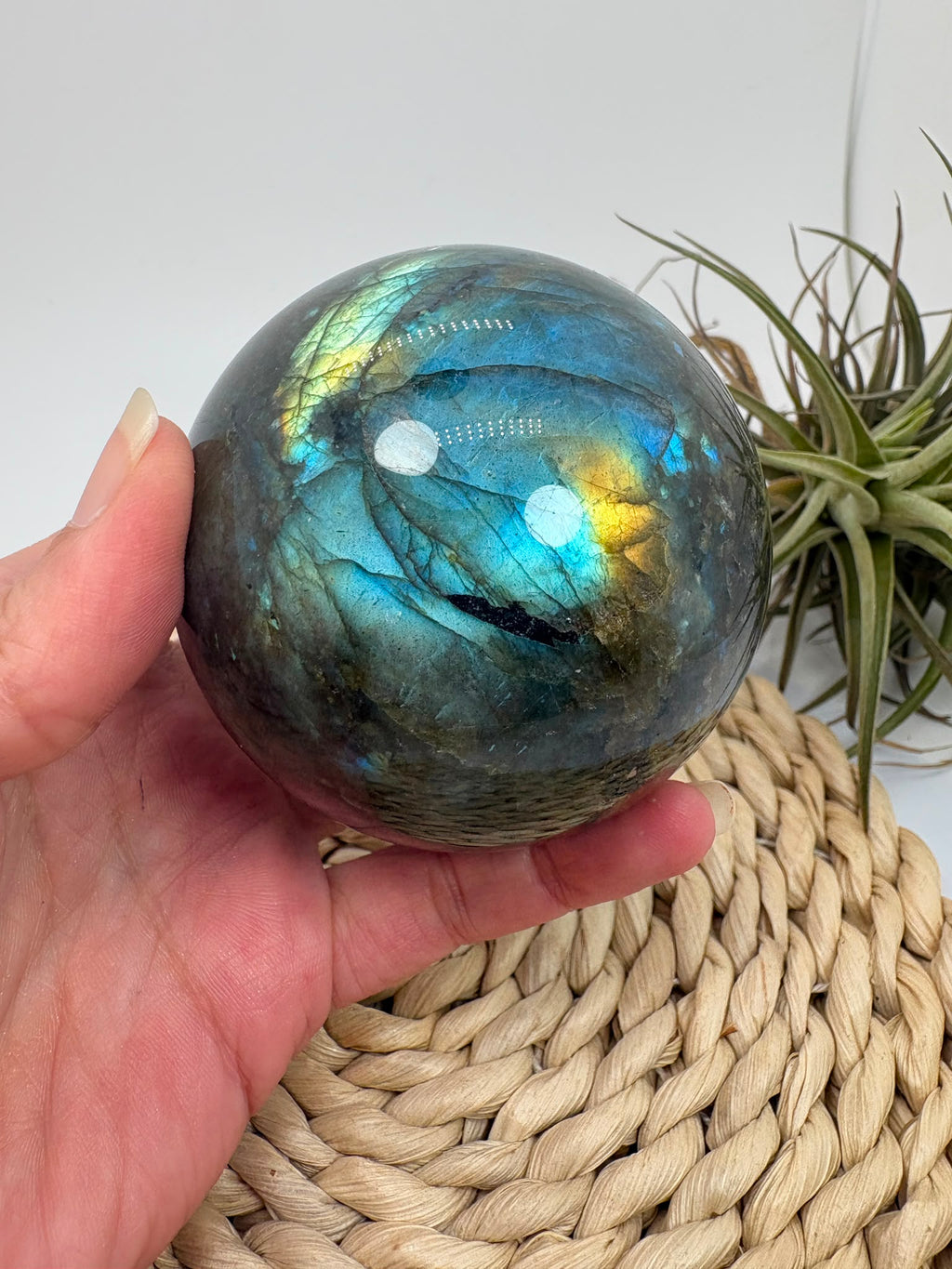 Esfera de labradorita natural con hermosos reflejos, asociada con la protección energética, la intuición y la transformación personal.